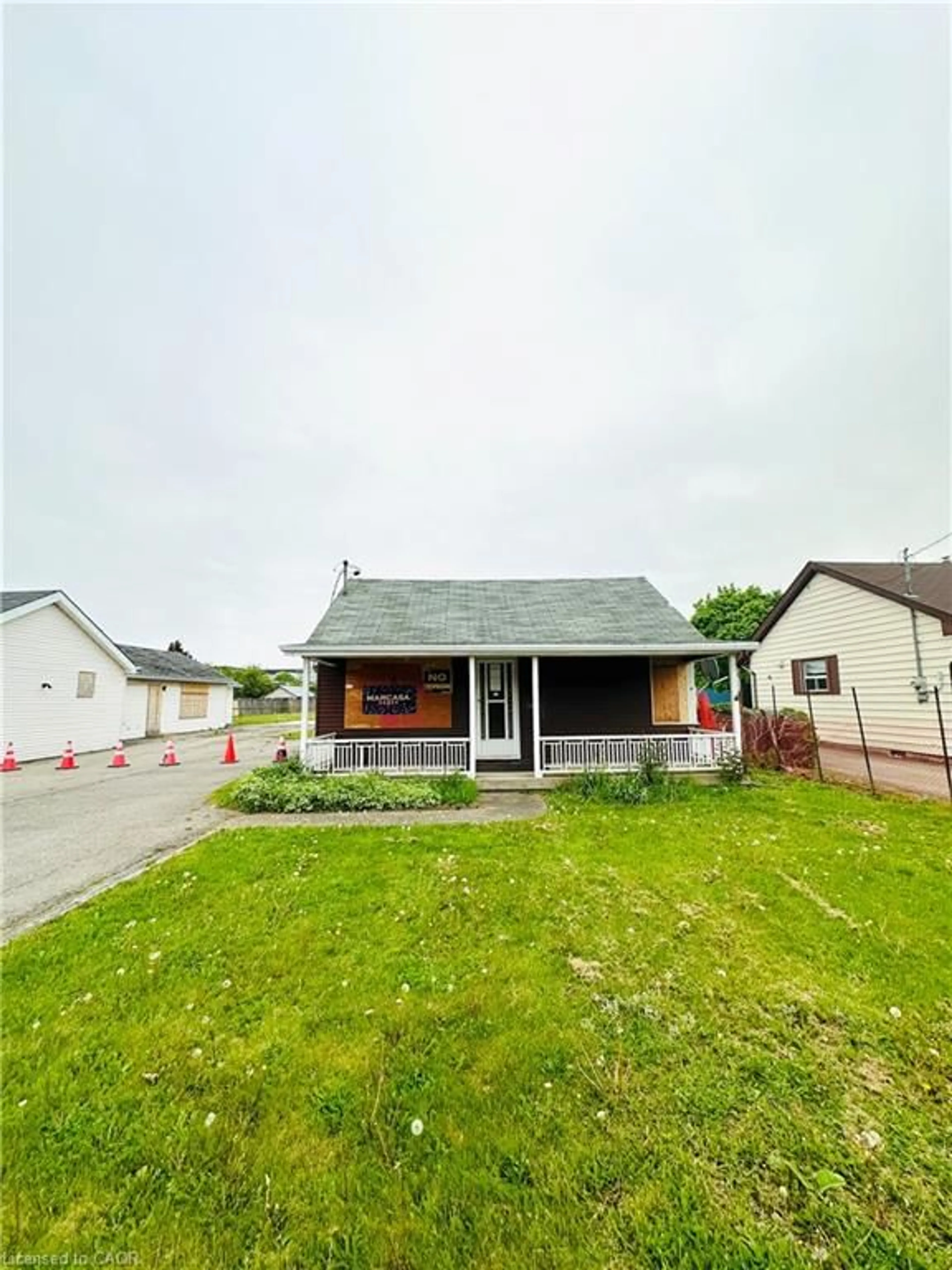 A pic from outside/outdoor area/front of a property/back of a property/a pic from drone, street for 146 Green Rd, Stoney Creek Ontario L8G 3X1