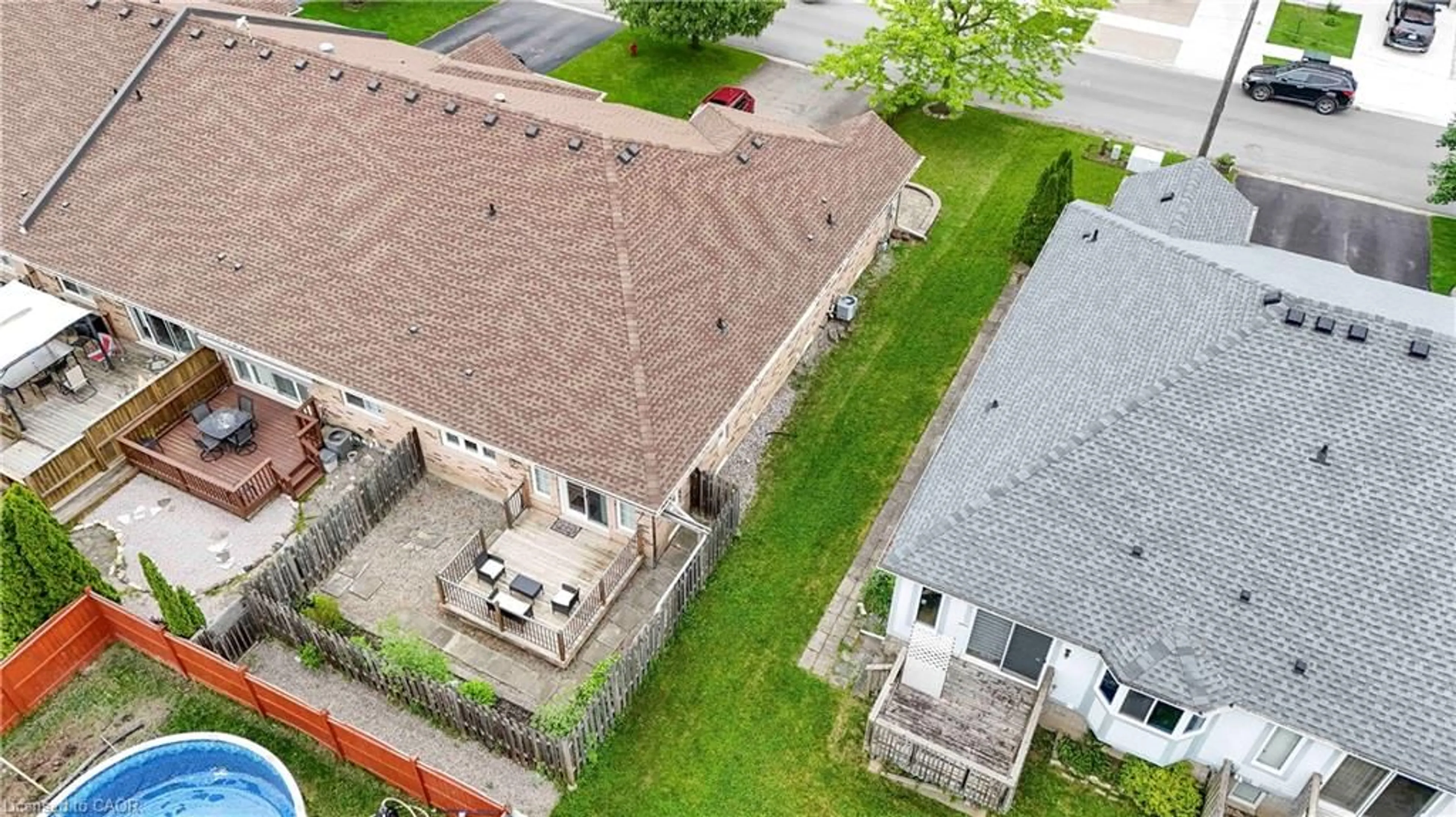 A pic from outside/outdoor area/front of a property/back of a property/a pic from drone, unknown for 1039 Hansler Rd, Welland Ontario L3C 7M5