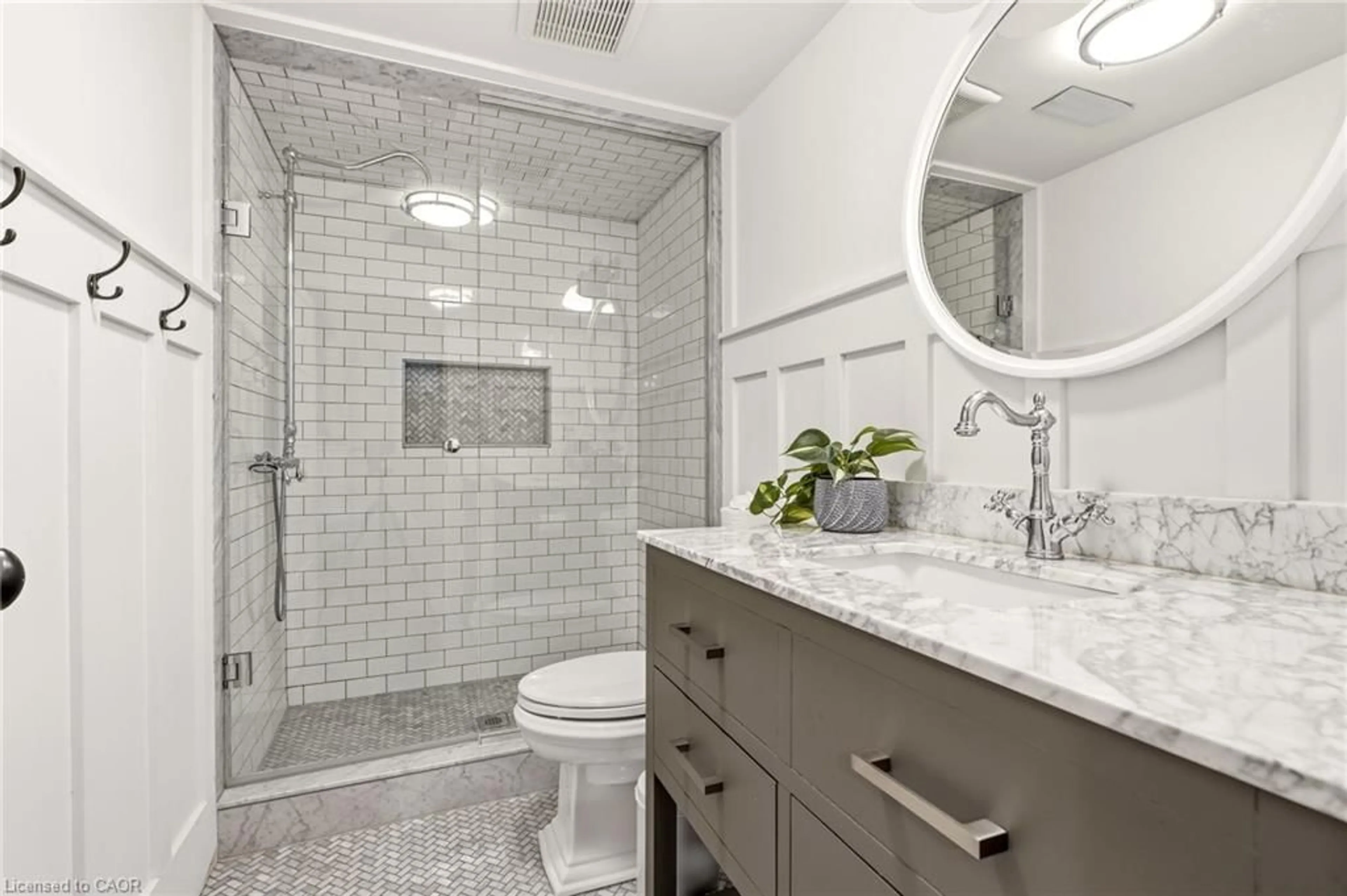 Contemporary bathroom, ceramic/tile floor for 330 Camelot Crt, Burlington Ontario L7L 2G3
