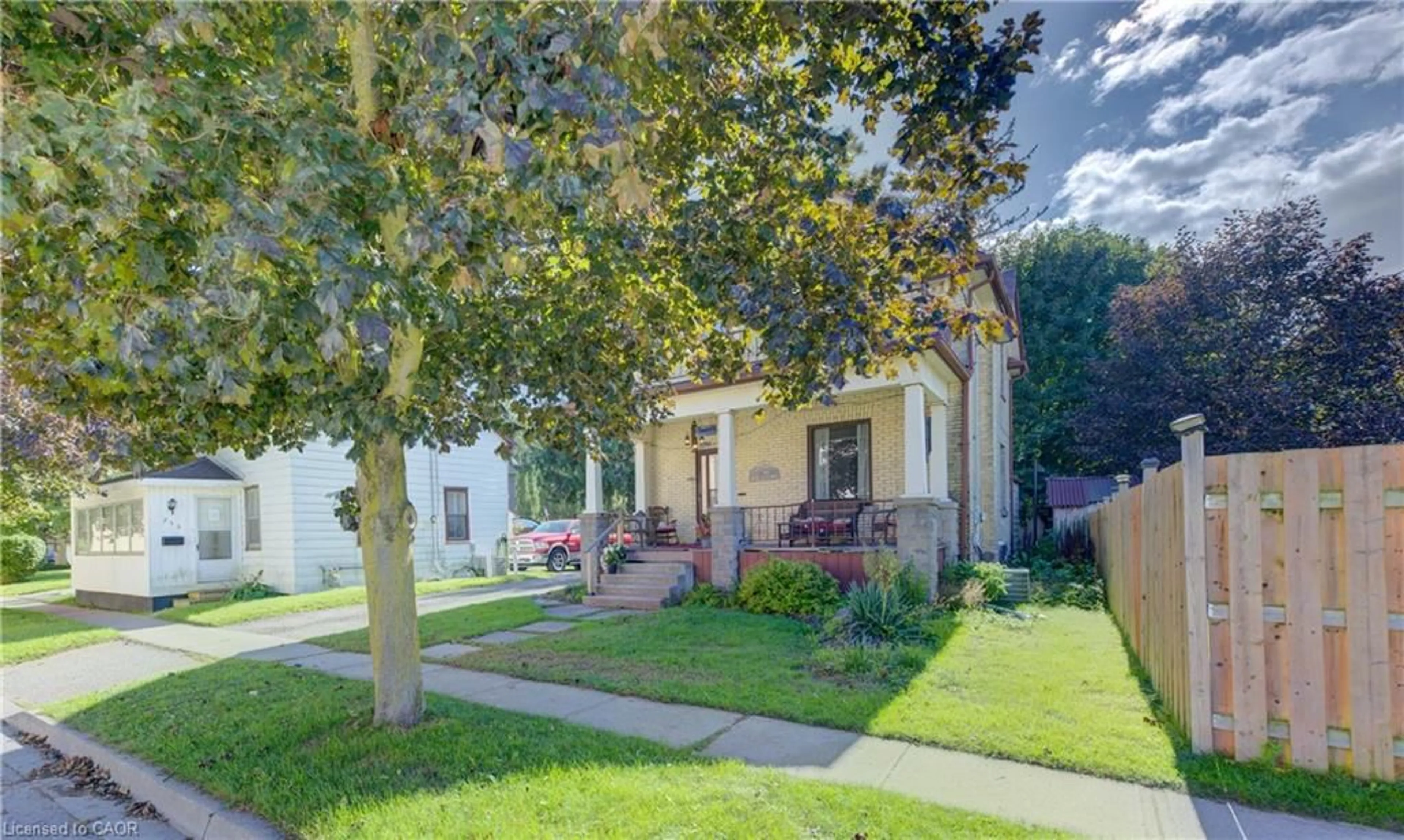 A pic from outside/outdoor area/front of a property/back of a property/a pic from drone, street for 246 Jacob St, New Hamburg Ontario N3A 1B9