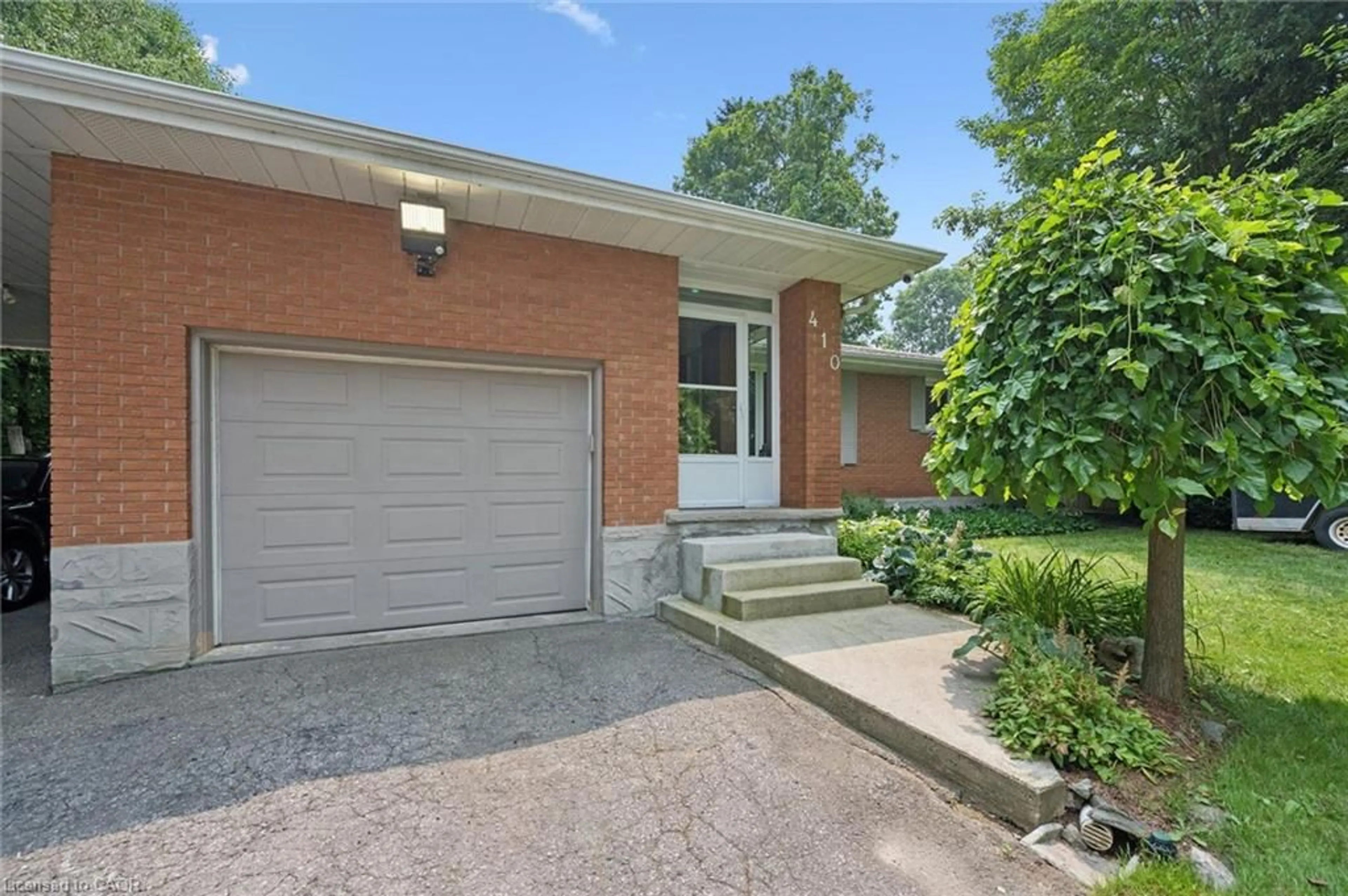 Home with brick exterior material, street for 410 Avenue Rd, Cambridge Ontario N1R 5S4