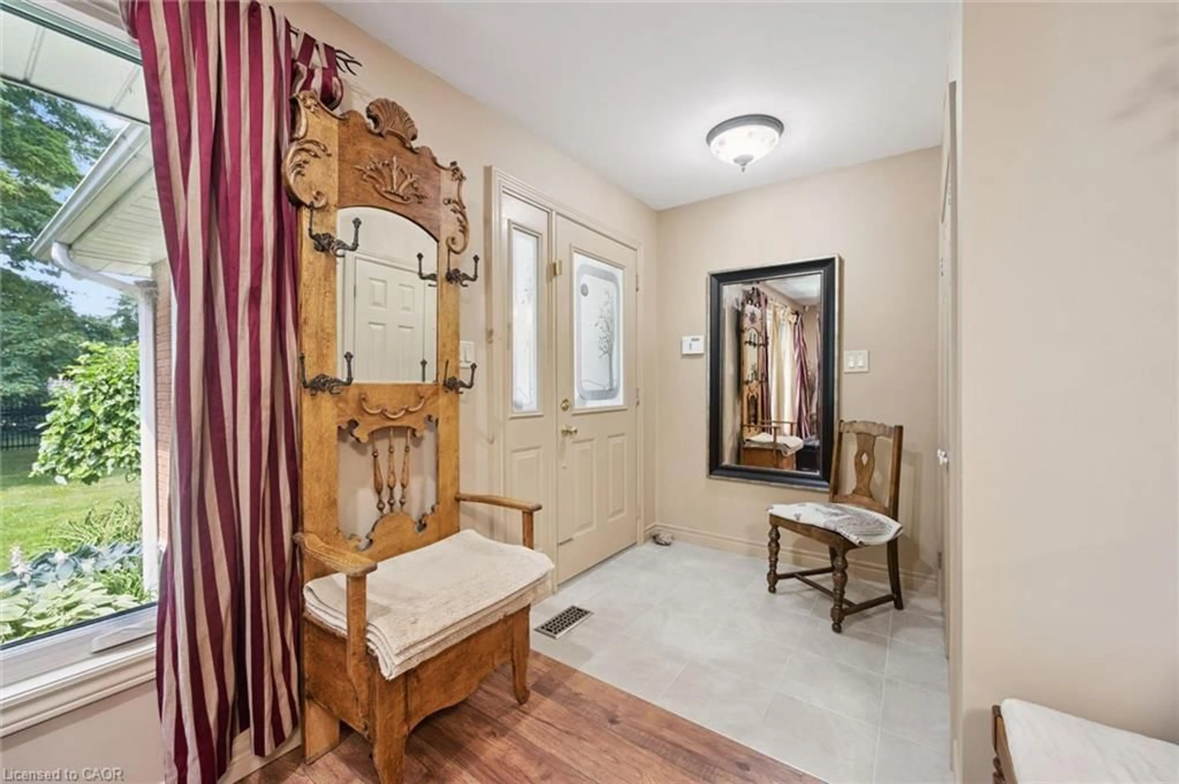 Indoor entryway for 410 Avenue Rd, Cambridge Ontario N1R 5S4