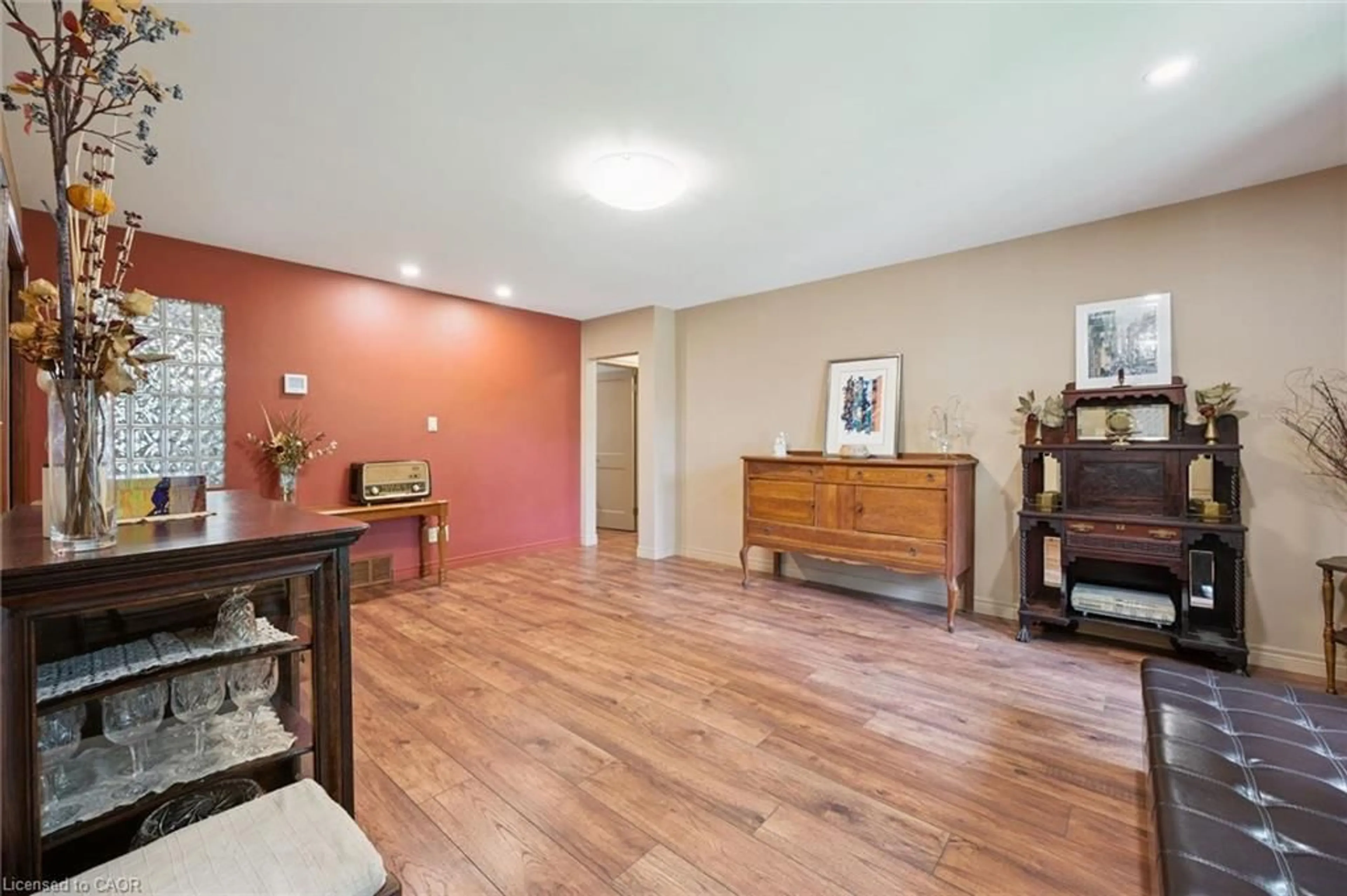 Indoor foyer for 410 Avenue Rd, Cambridge Ontario N1R 5S4
