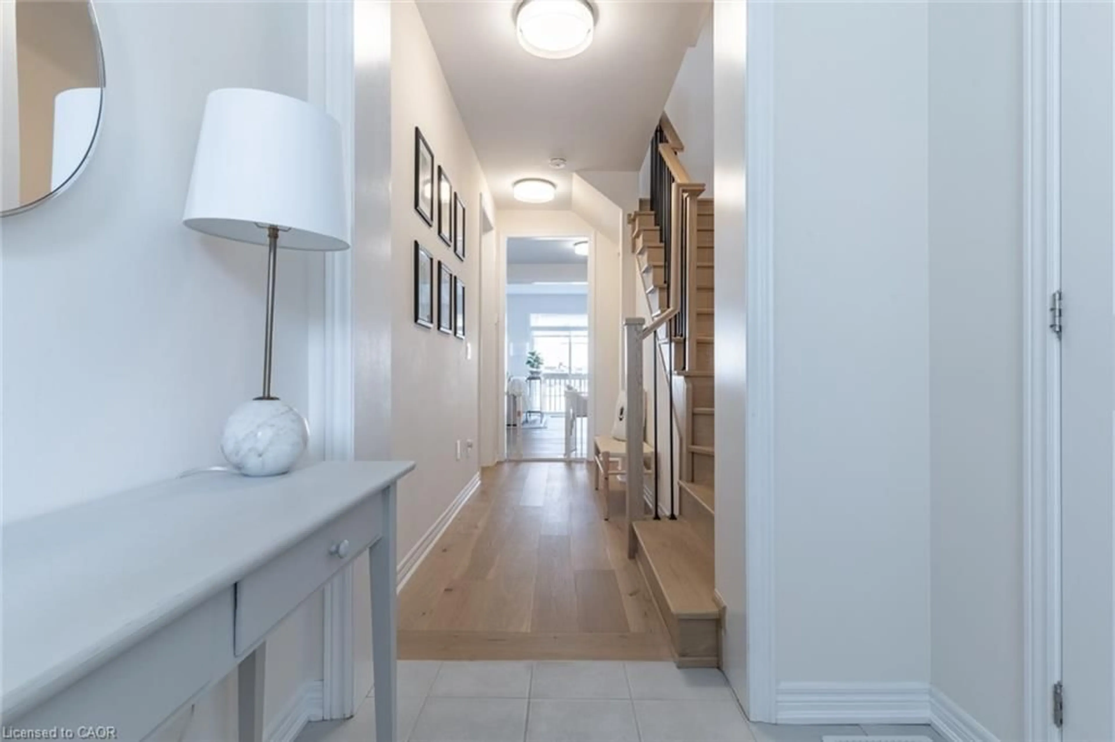 Indoor foyer for 1059 Garner Rd, Hamilton Ontario L9K 0J8