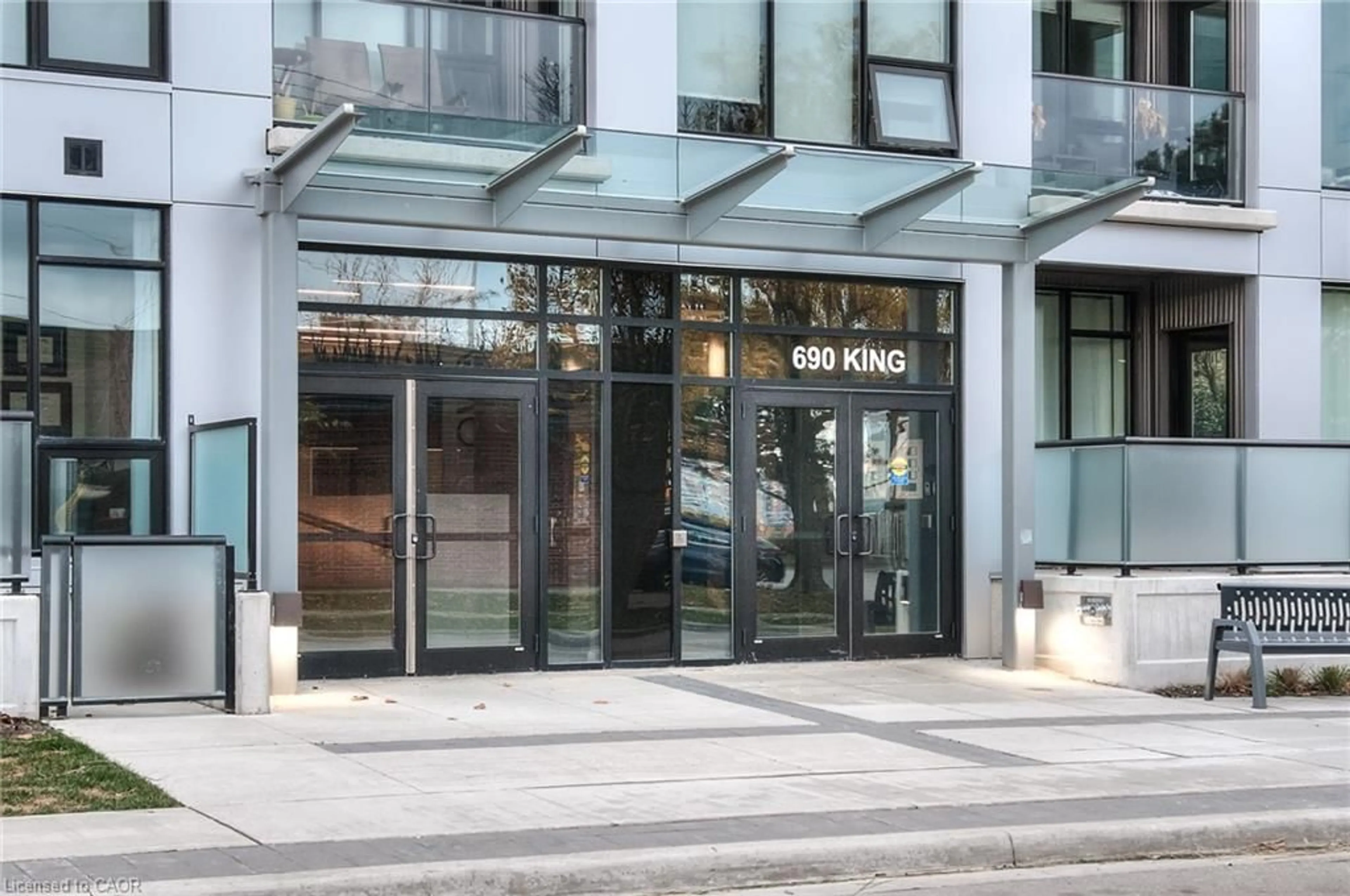 Indoor foyer for 690 King St #112, Kitchener Ontario N2G 0B9