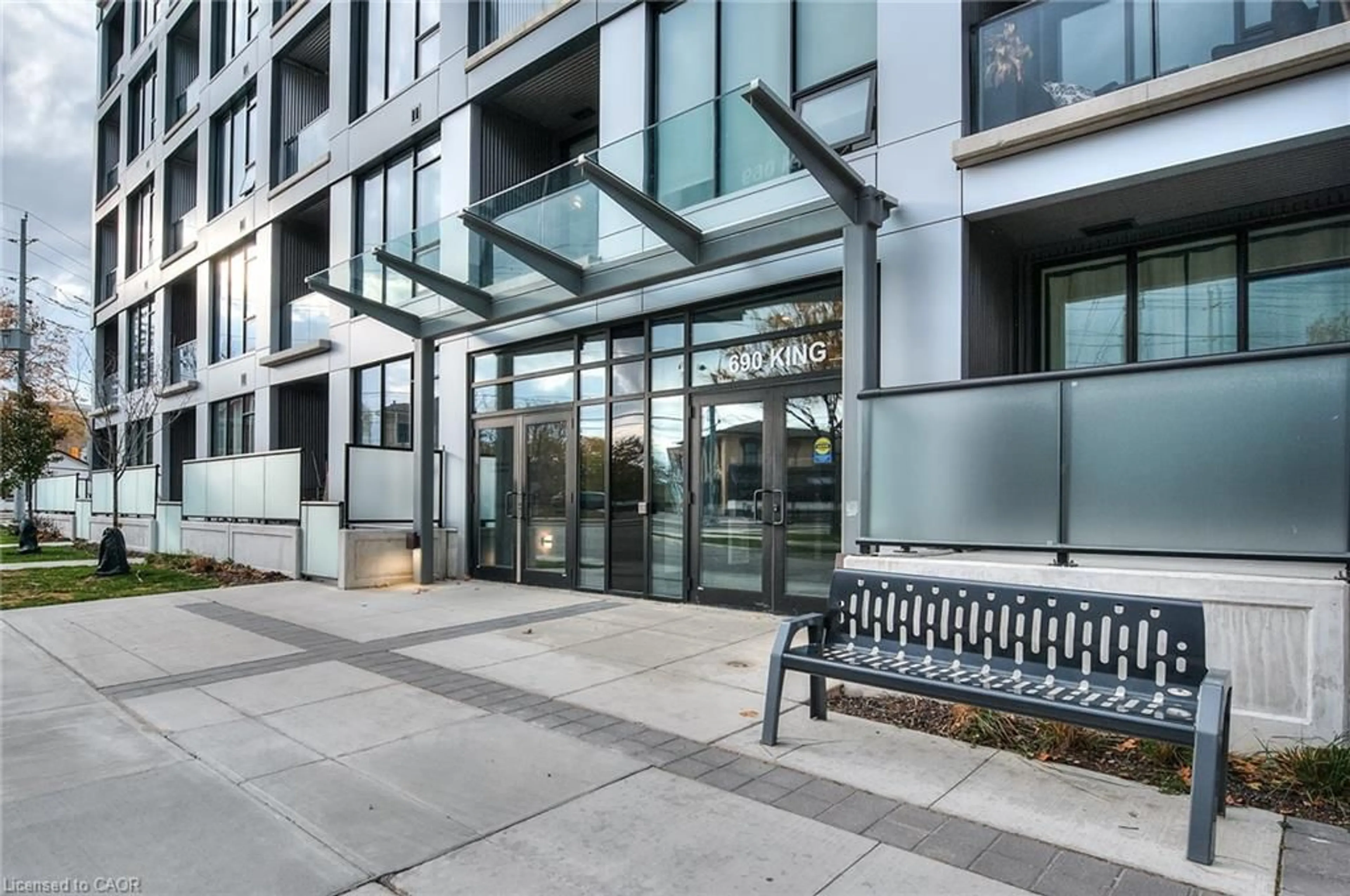Indoor foyer for 690 King St #112, Kitchener Ontario N2G 0B9