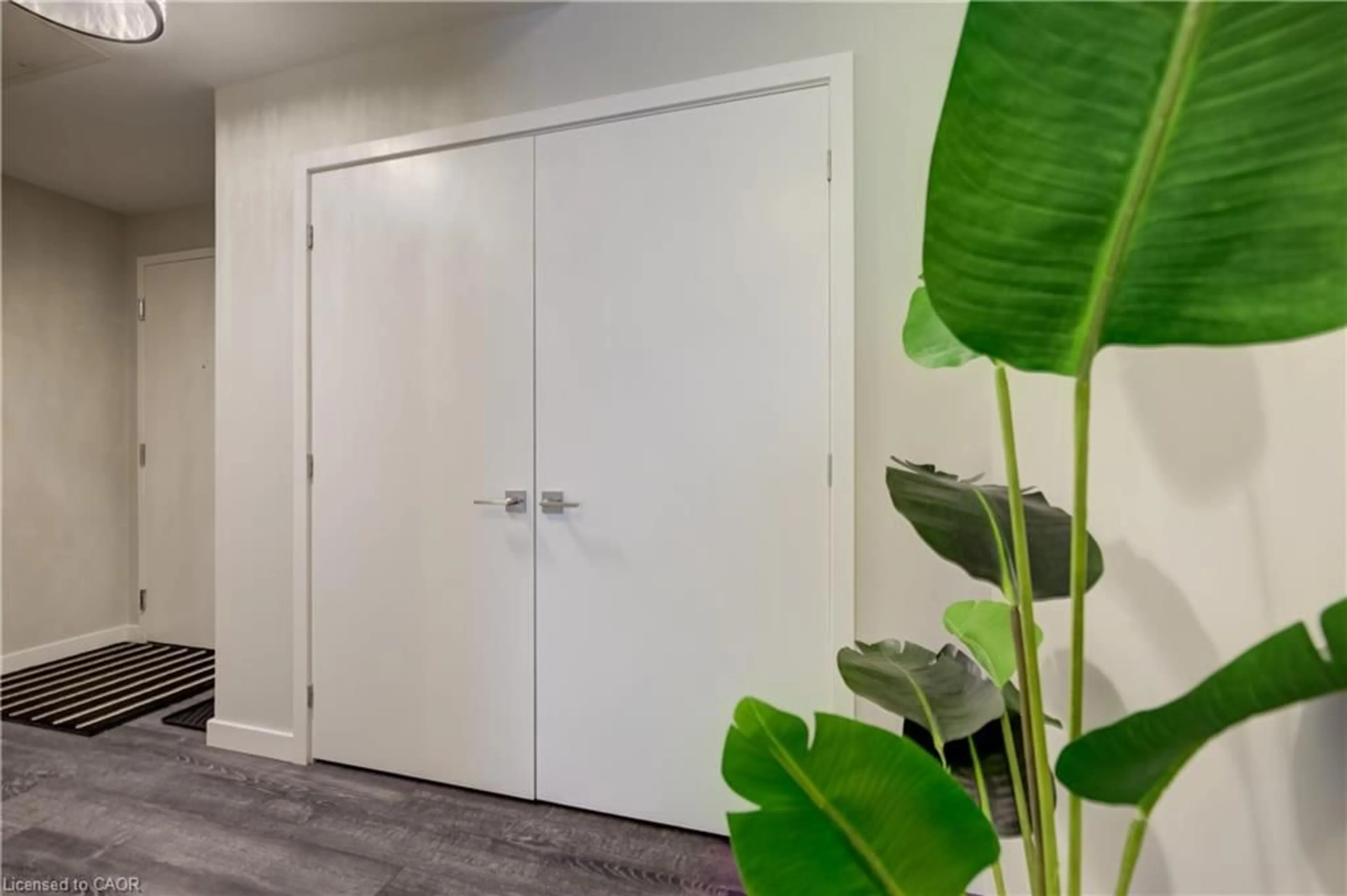 Indoor entryway for 690 King St #112, Kitchener Ontario N2G 0B9