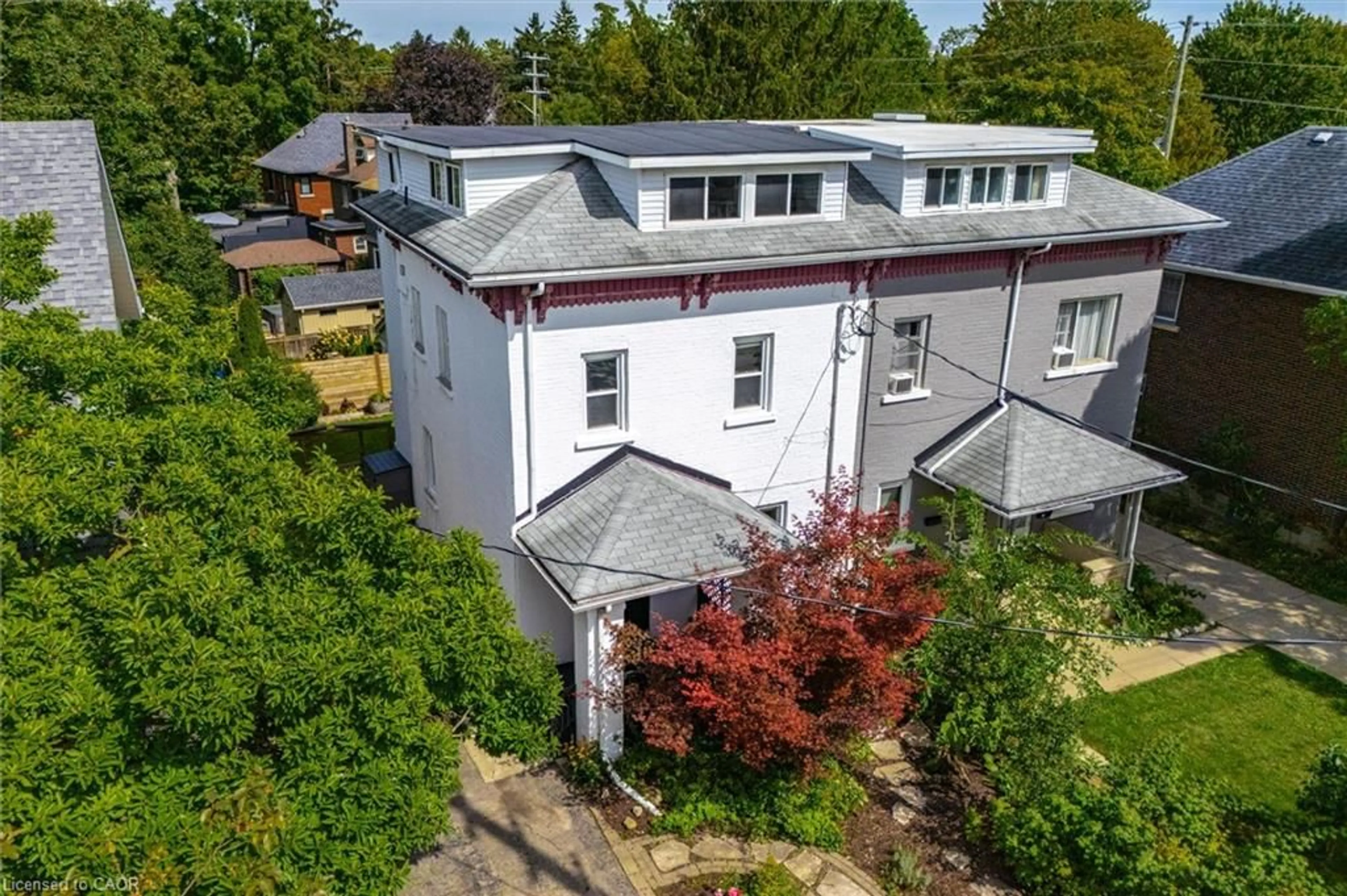 A pic from outside/outdoor area/front of a property/back of a property/a pic from drone, building for 54 Willow St, Waterloo Ontario N2J 1V5
