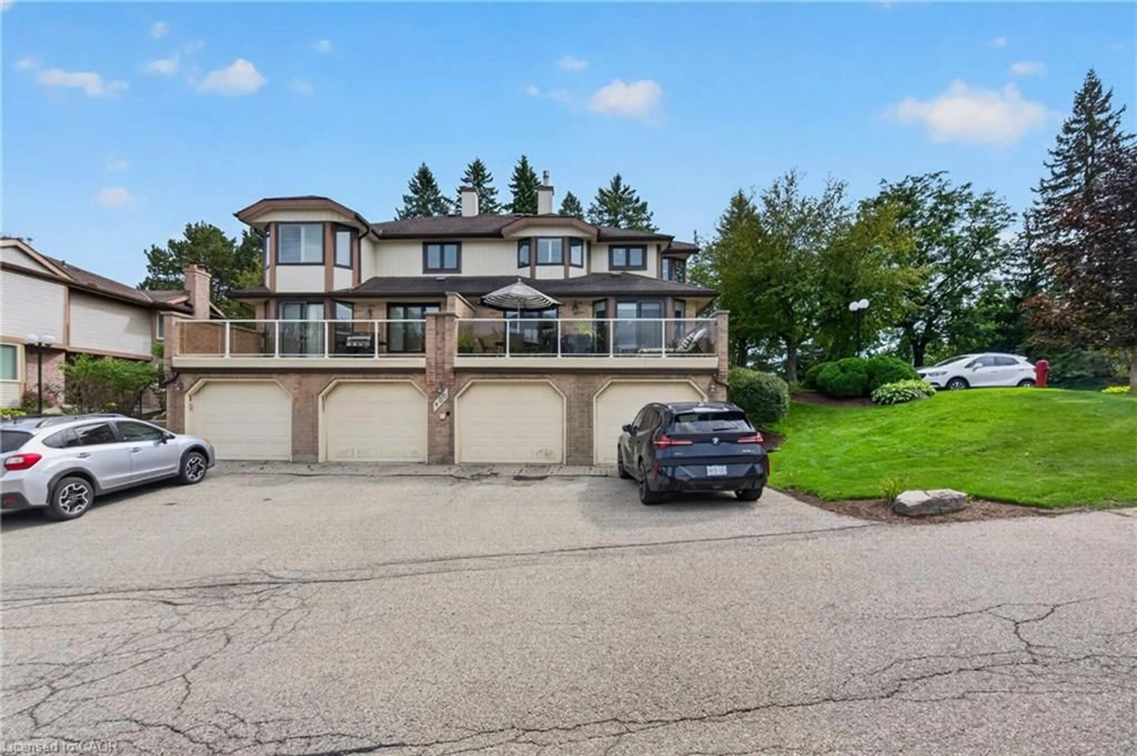 A pic from outside/outdoor area/front of a property/back of a property/a pic from drone, street for 406 Craigleith Dr #1, Waterloo Ontario N2L 5T2