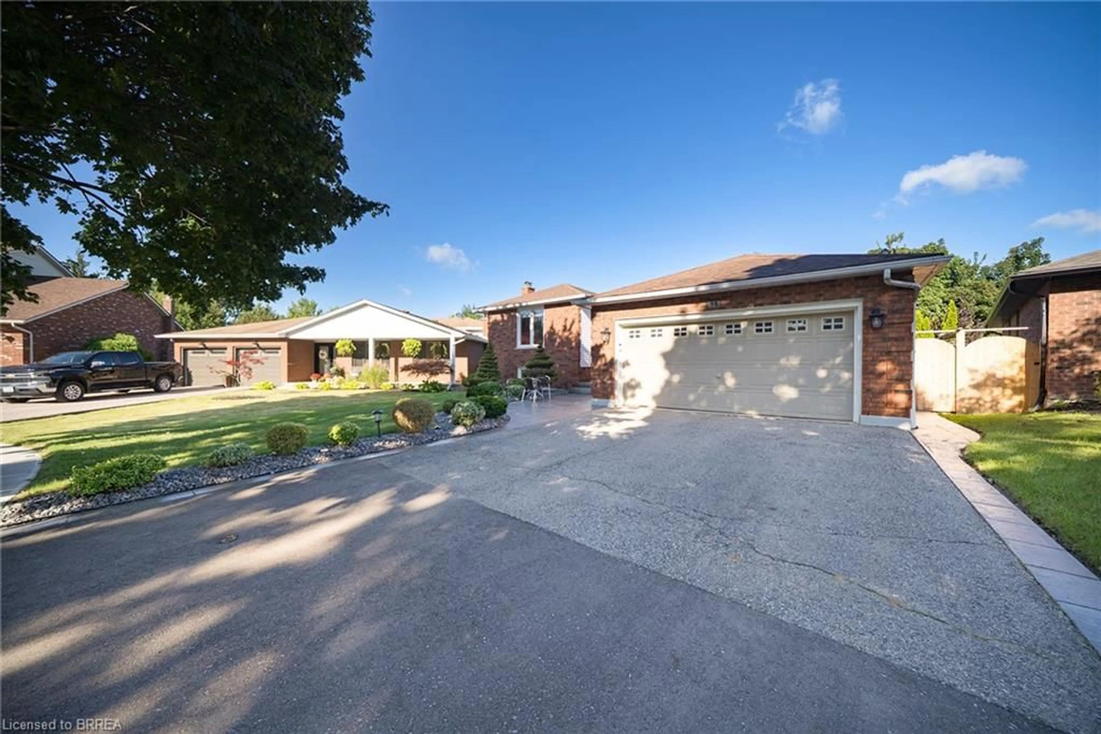 A pic from outside/outdoor area/front of a property/back of a property/a pic from drone, street for 15 Fox Run, Brantford Ontario N3R 7P9