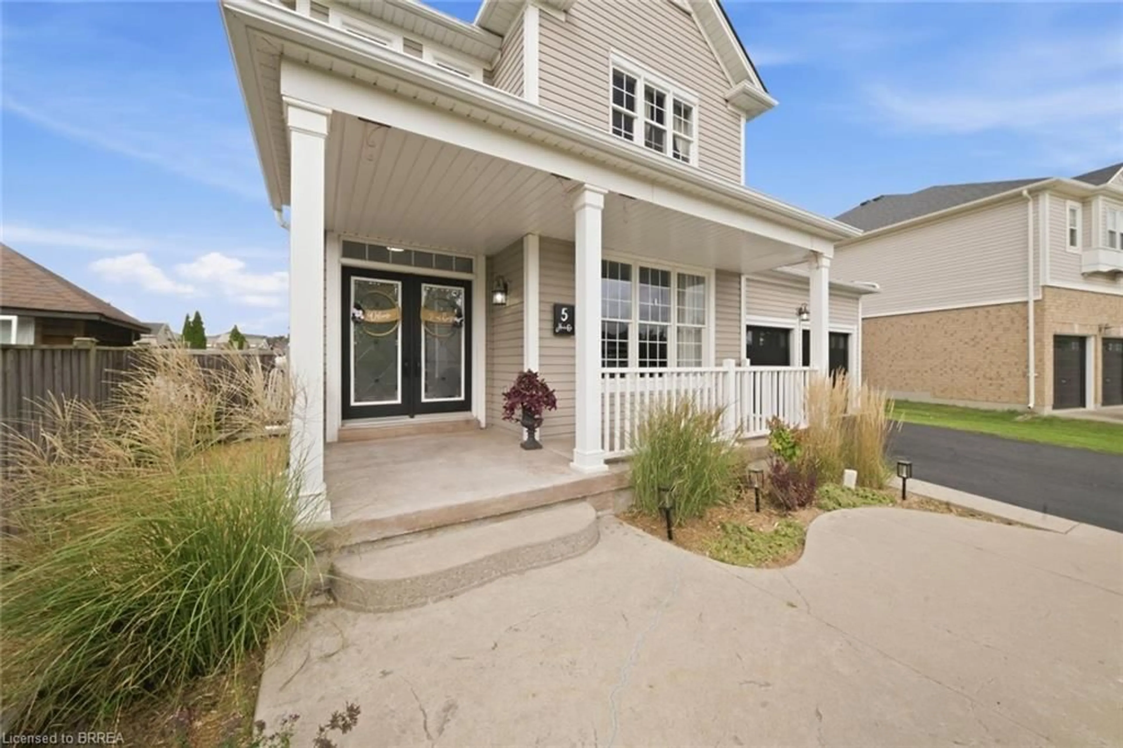 Home with vinyl exterior material, street for 5 Hoodless Crt, Brantford Ontario N3T 0A8