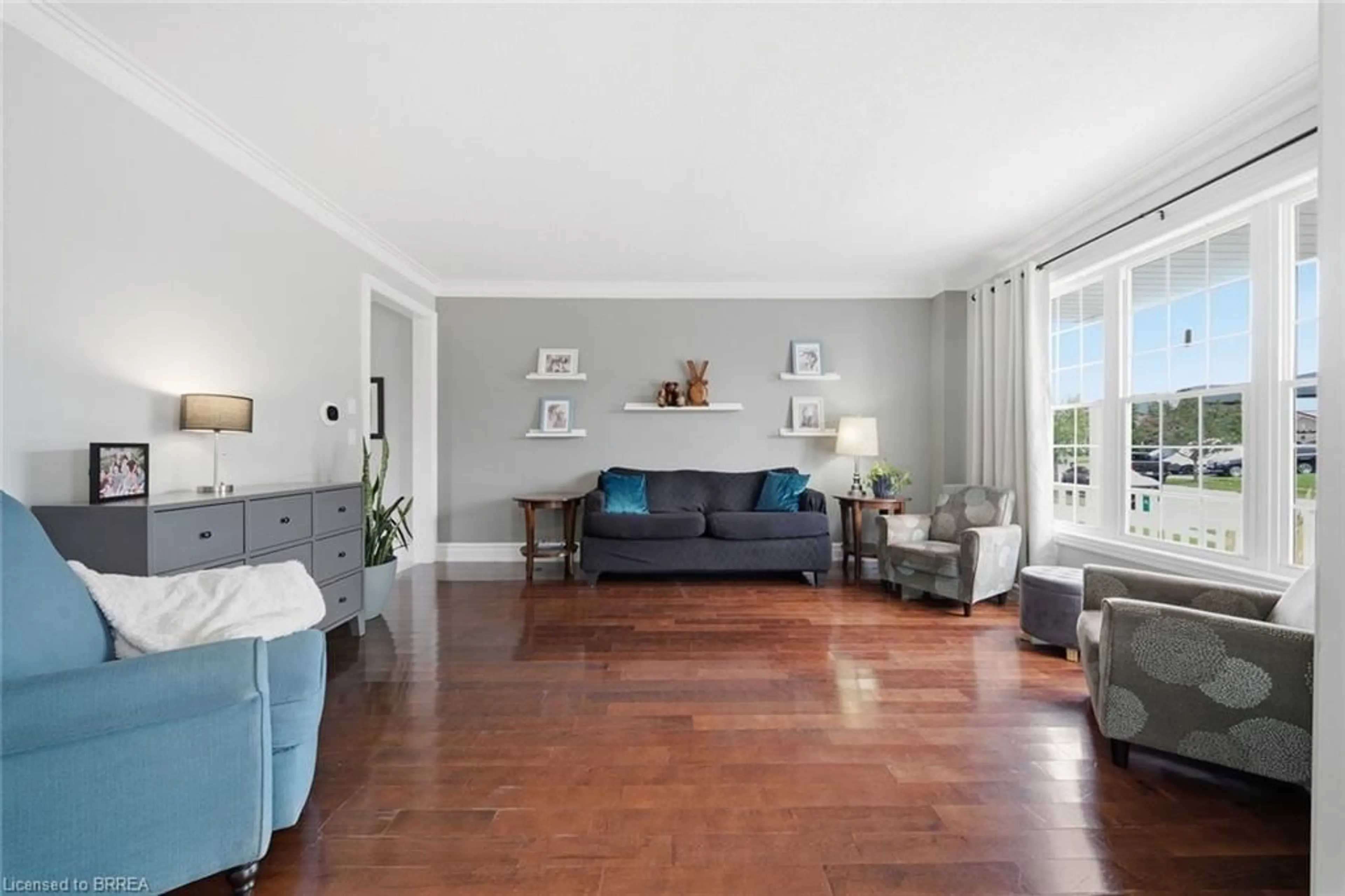 Living room with furniture, unknown for 5 Hoodless Crt, Brantford Ontario N3T 0A8