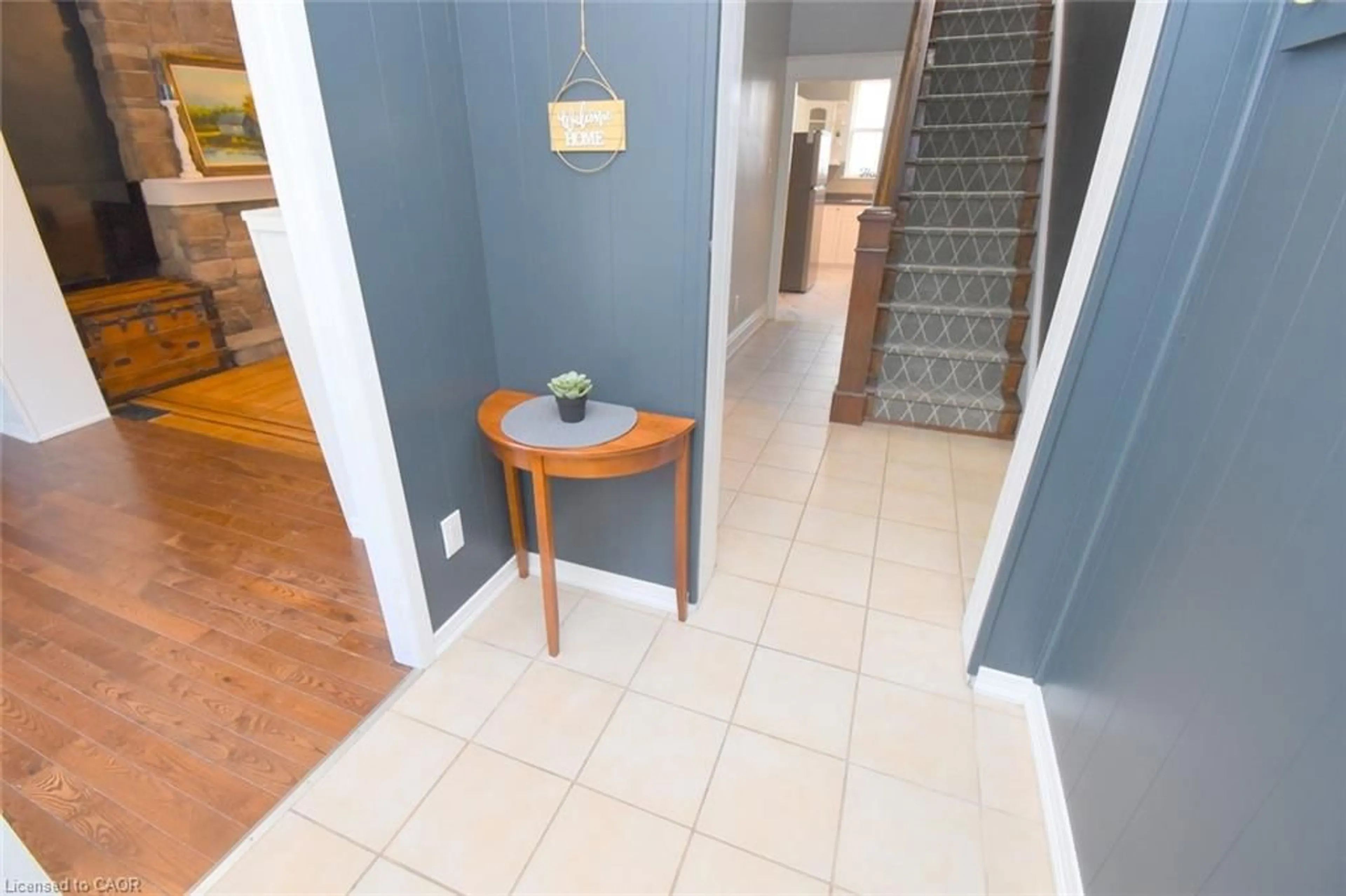 Indoor foyer for 35 Tisdale St, Hamilton Ontario L8N 2W1