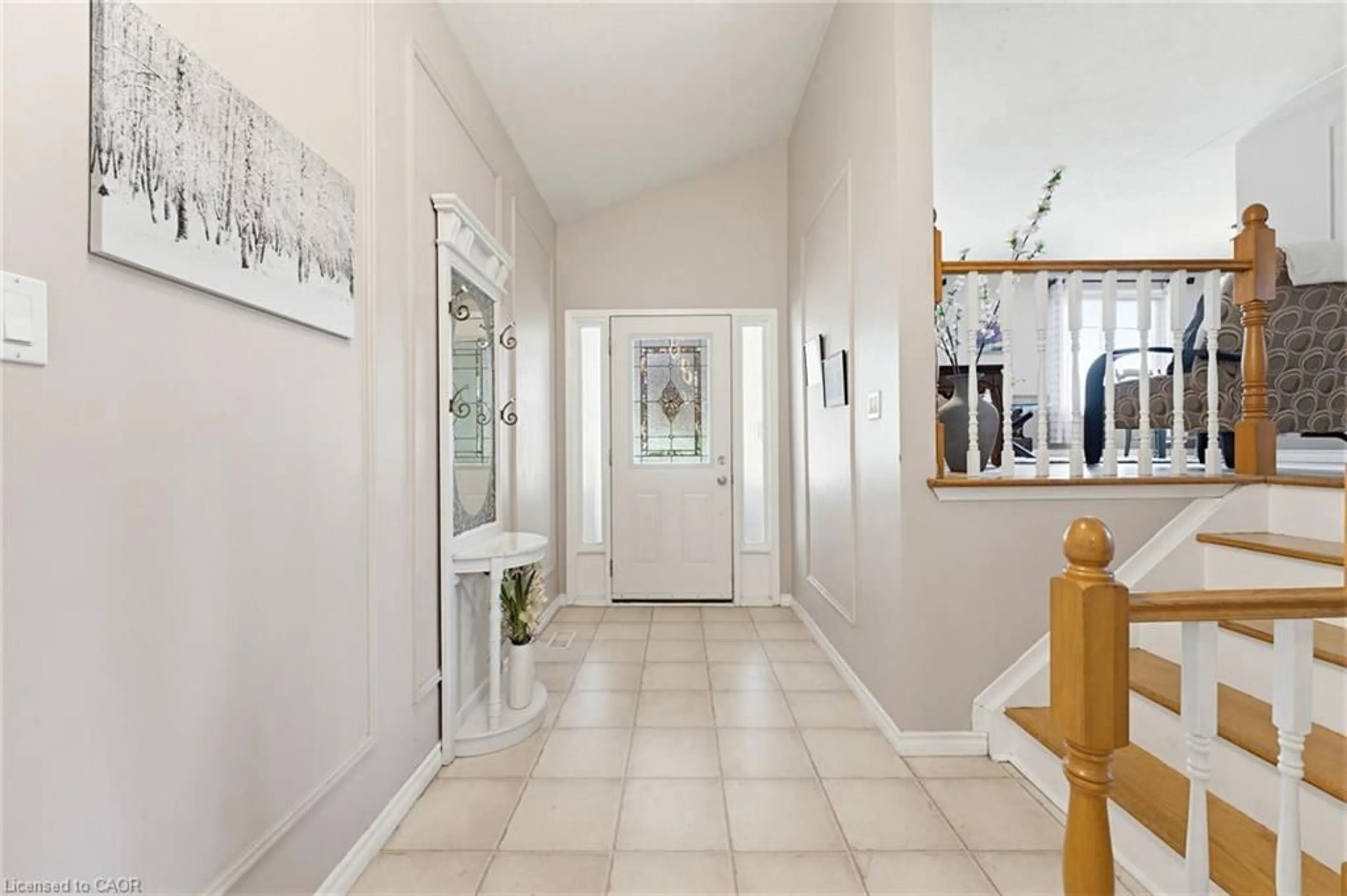Indoor foyer for 26 Rivercrest Rd, Hamilton Ontario L8E 1M9