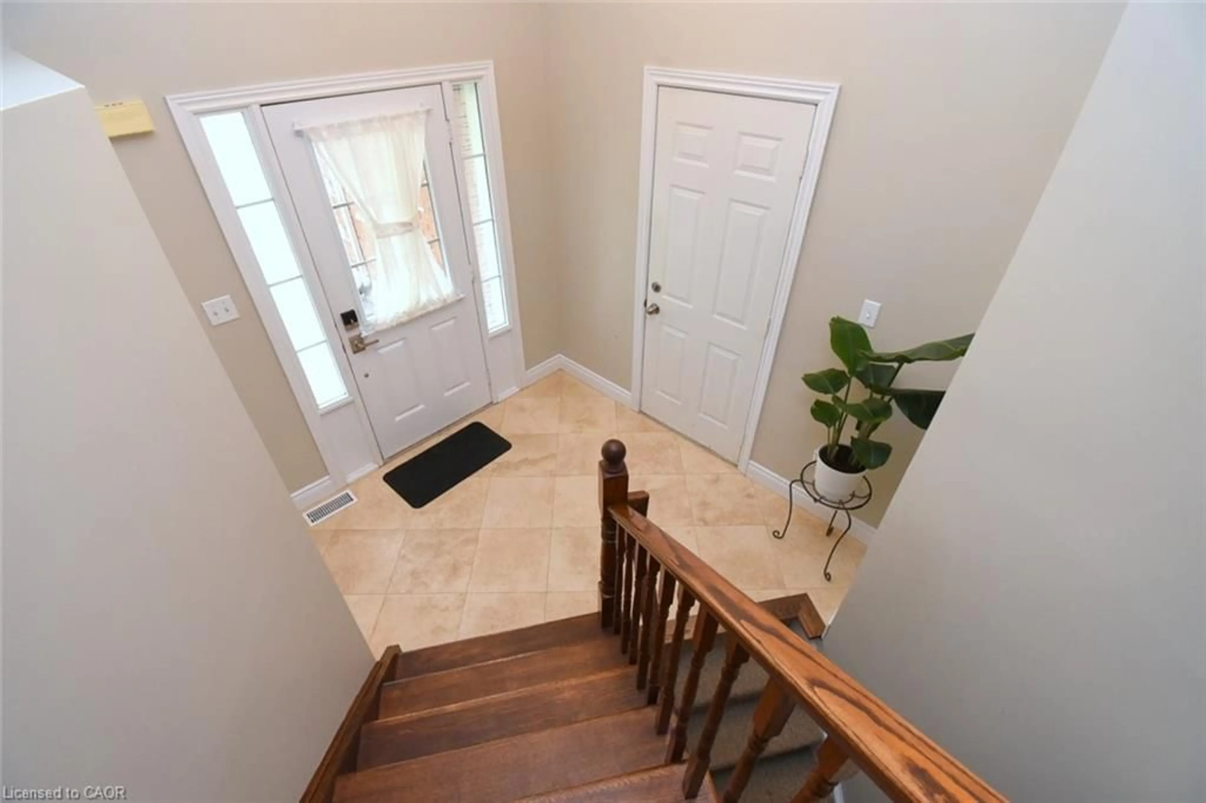 Indoor entryway for 21 Glengary Cres, Caledonia Ontario N3W 2L7