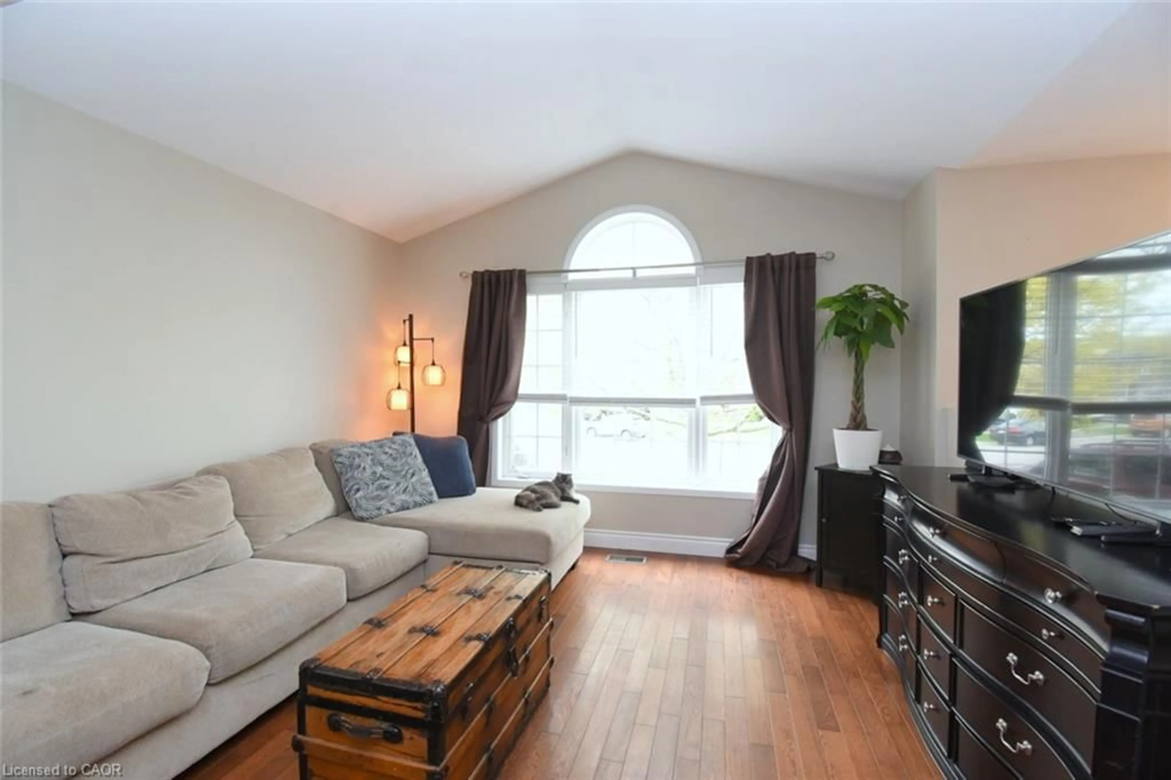 Living room with furniture, wood/laminate floor for 21 Glengary Cres, Caledonia Ontario N3W 2L7