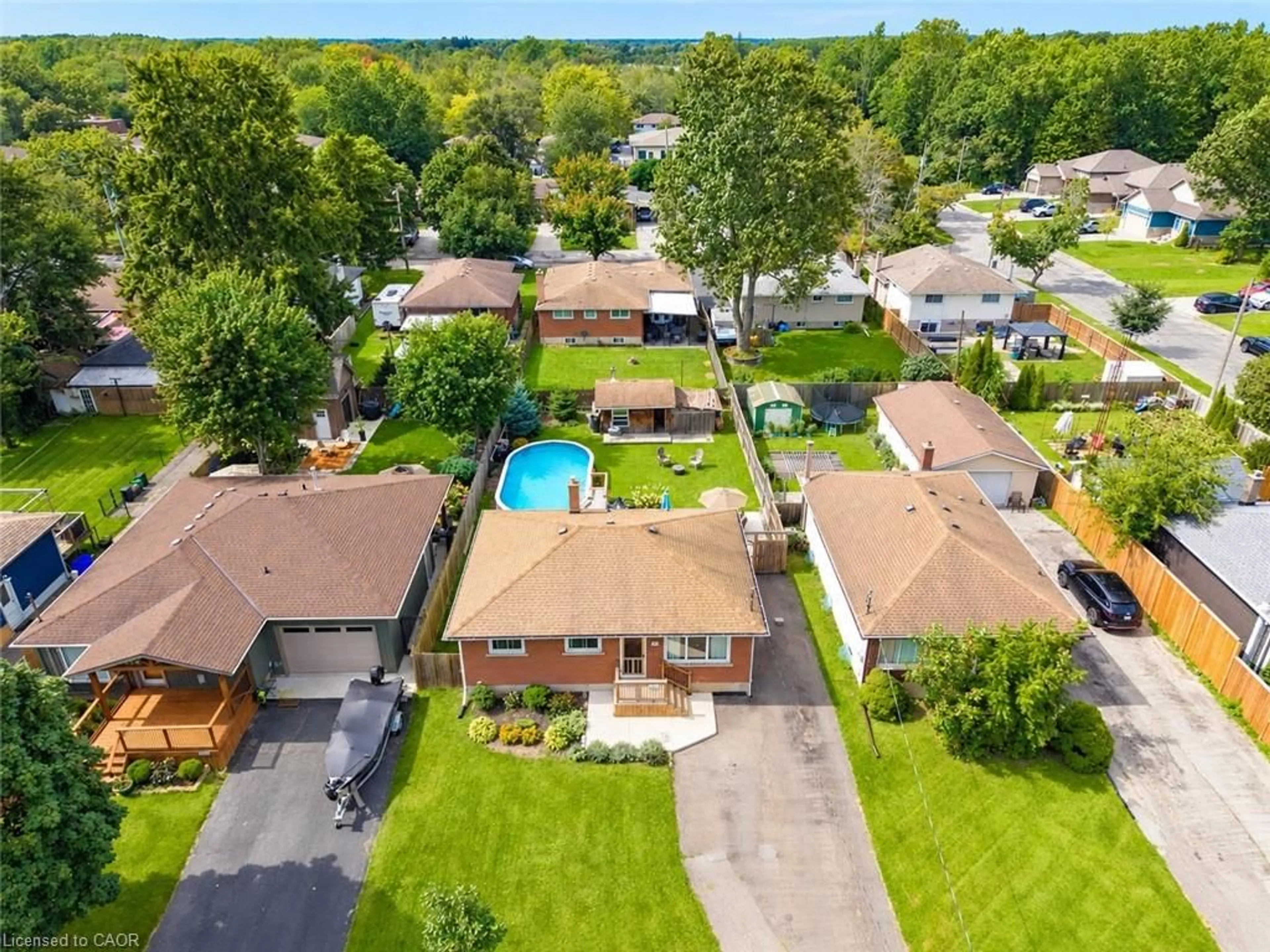 A pic from outside/outdoor area/front of a property/back of a property/a pic from drone, water/lake/river/ocean view for 220 Cutress Ave, Welland Ontario L3C 2S8