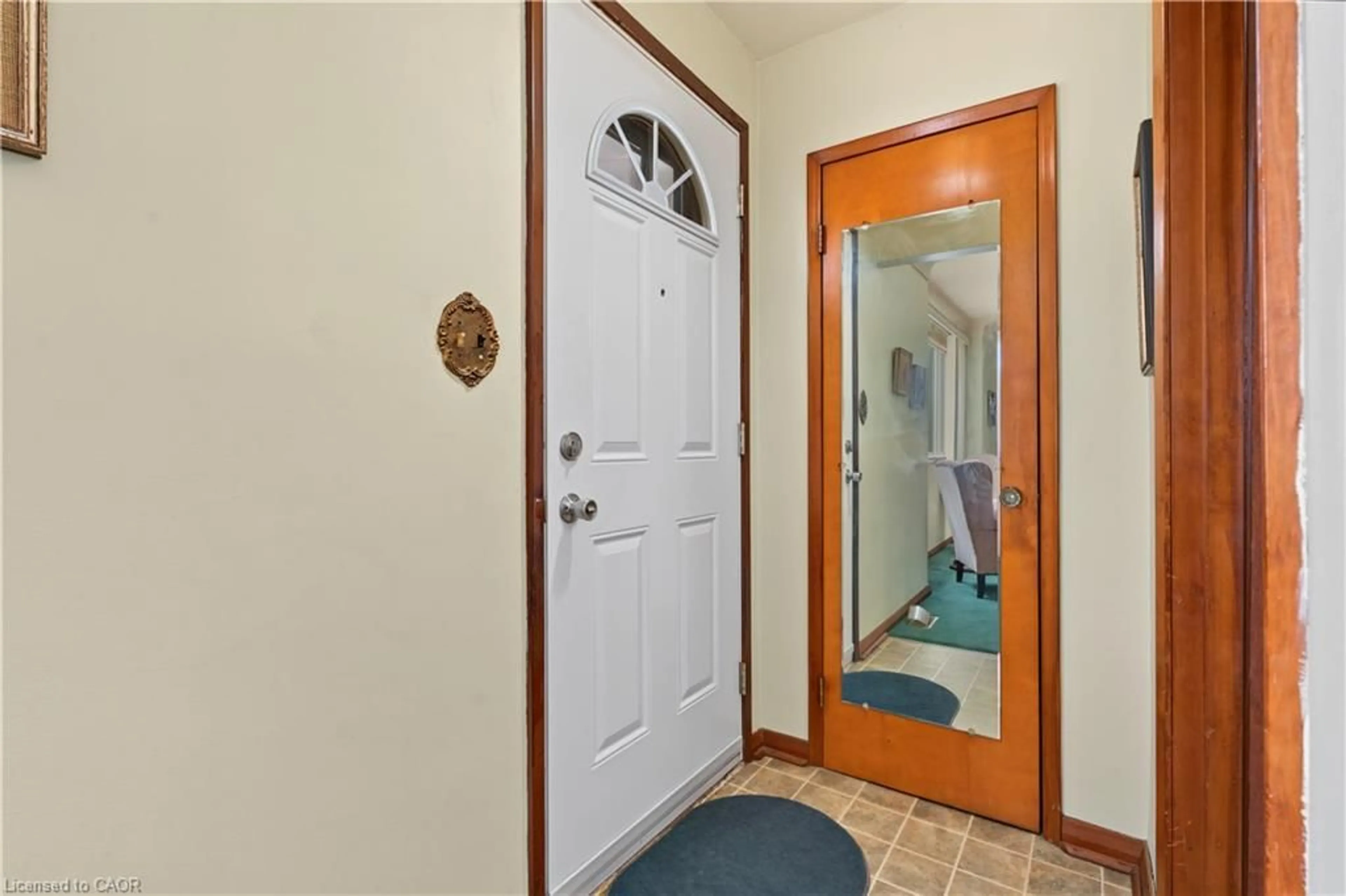 Indoor foyer for 794 Brucedale Ave, Hamilton Ontario L8V 1S3