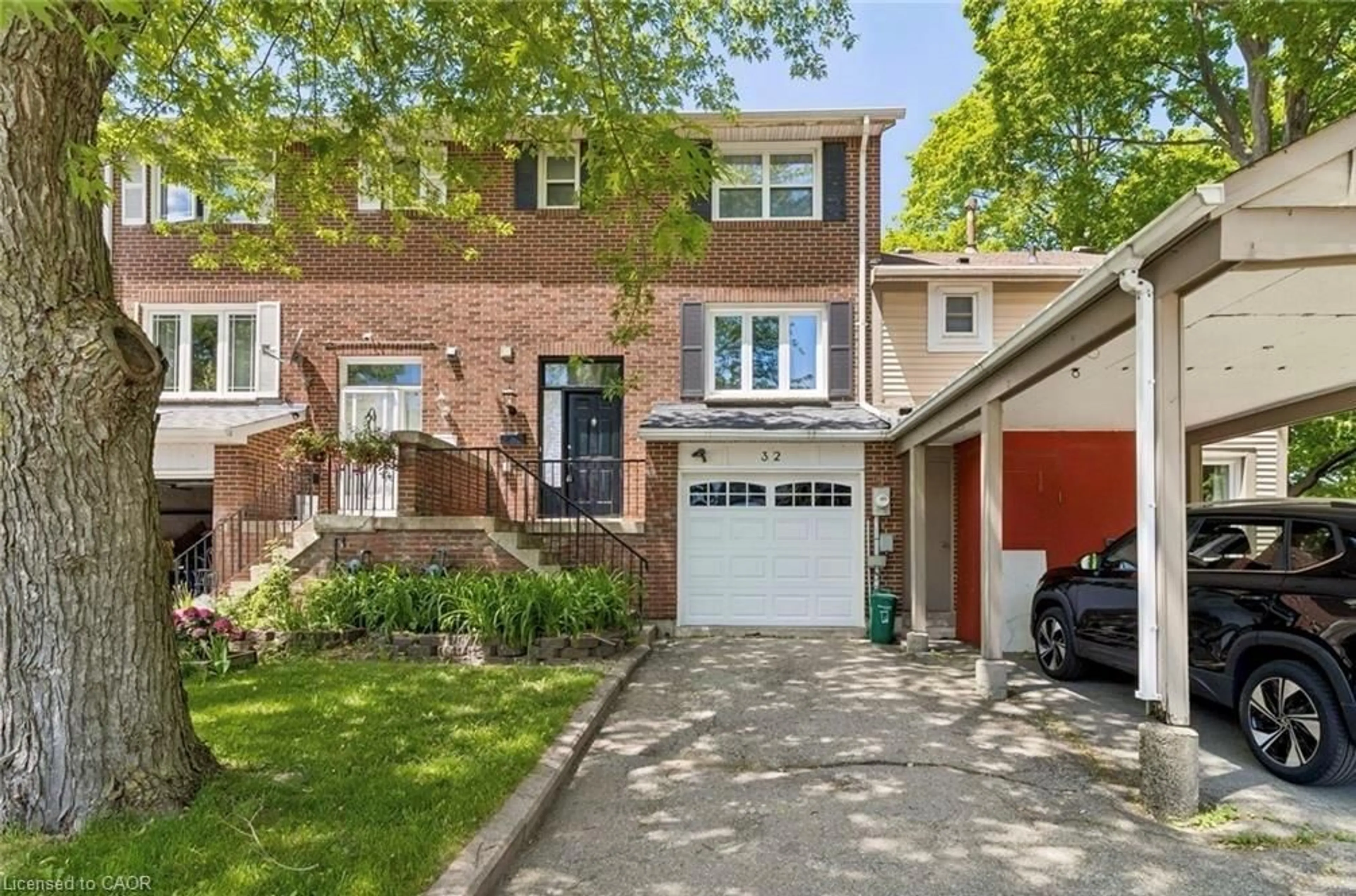 Home with brick exterior material, street for 32 Lansing Sq, Brampton Ontario L6Z 1E6