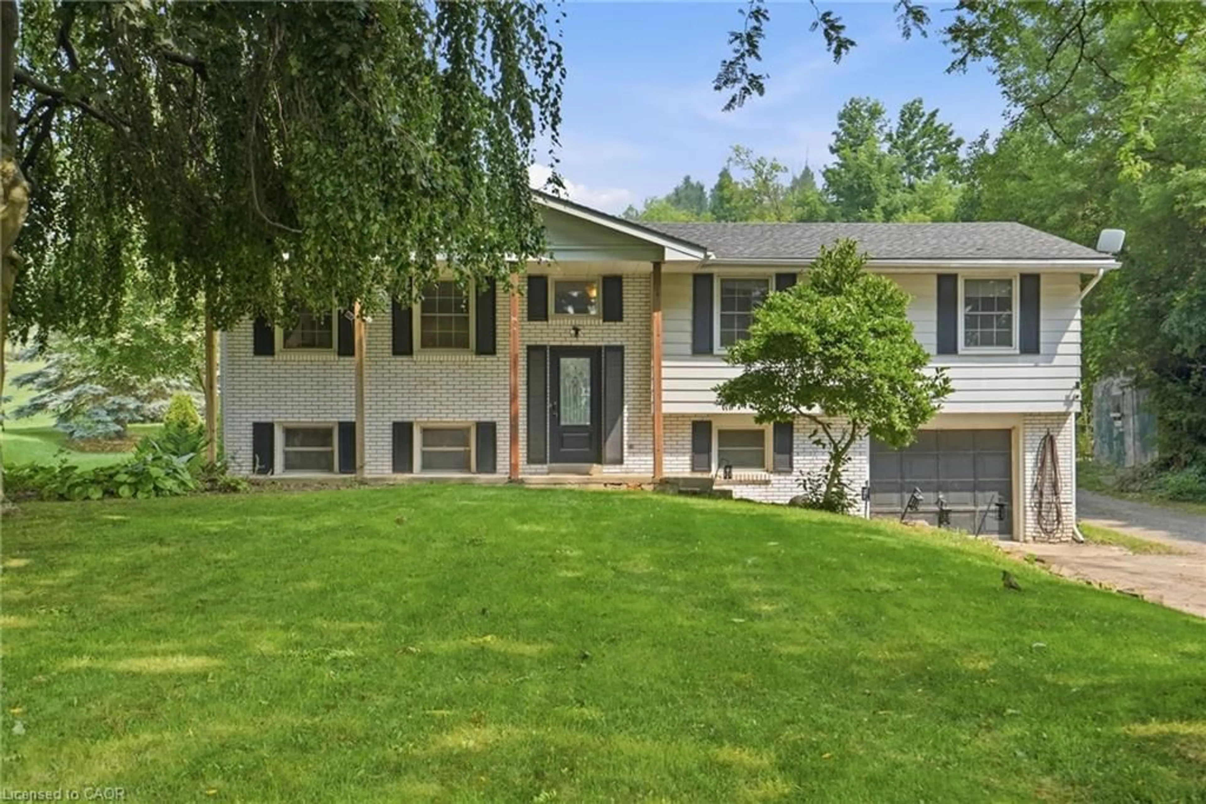 Home with vinyl exterior material, mountain view for 1311 Concession 6 Rd, Flamborough Ontario L8B 1N5