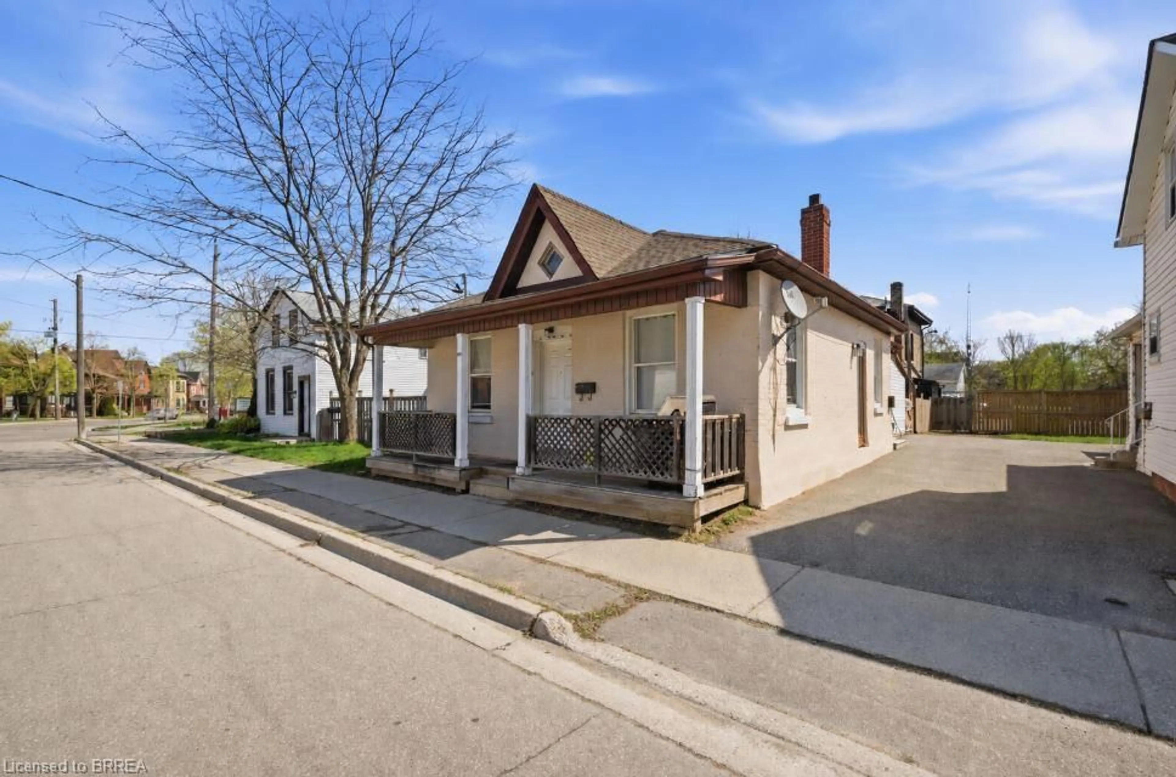 A pic from outside/outdoor area/front of a property/back of a property/a pic from drone, street for 103 Queen St, Brantford Ontario N3T 3C1