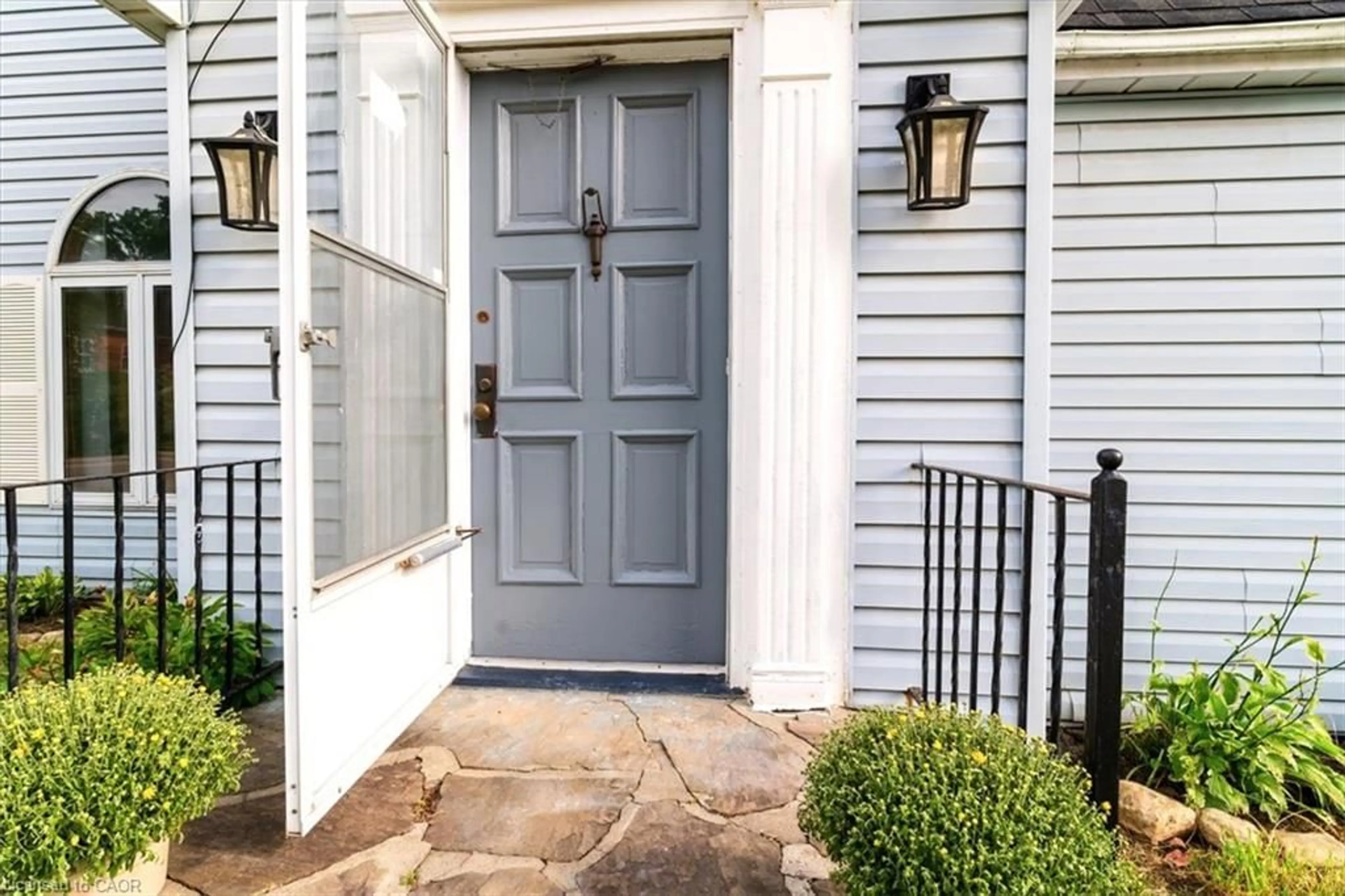 Indoor entryway for 167 Church St, Delhi Ontario N4B 1W2
