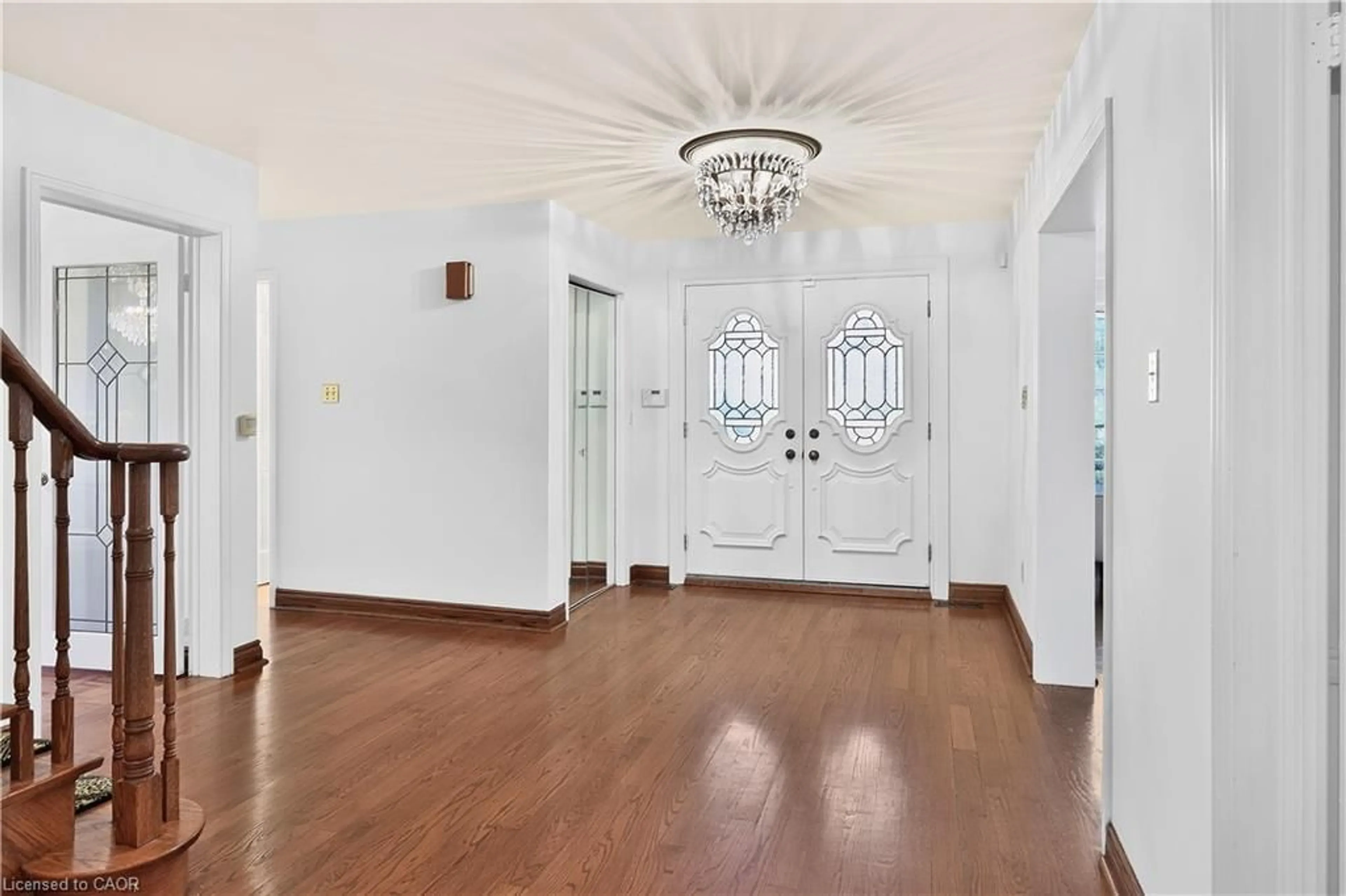Indoor entryway for 1682 Medallion Crt, 10th Line Shore Ontario L5J 4G1