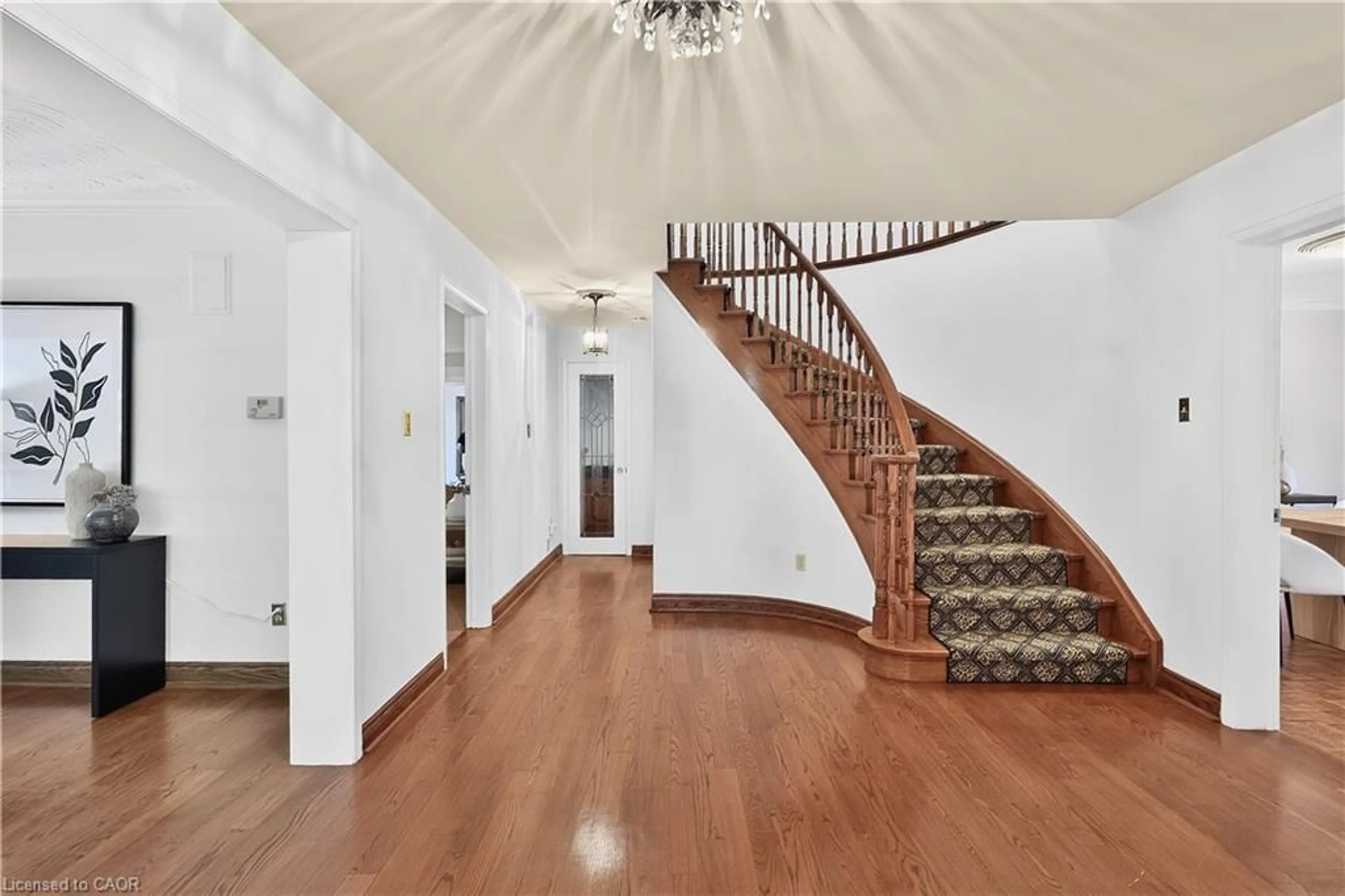 Indoor foyer for 1682 Medallion Crt, 10th Line Shore Ontario L5J 4G1