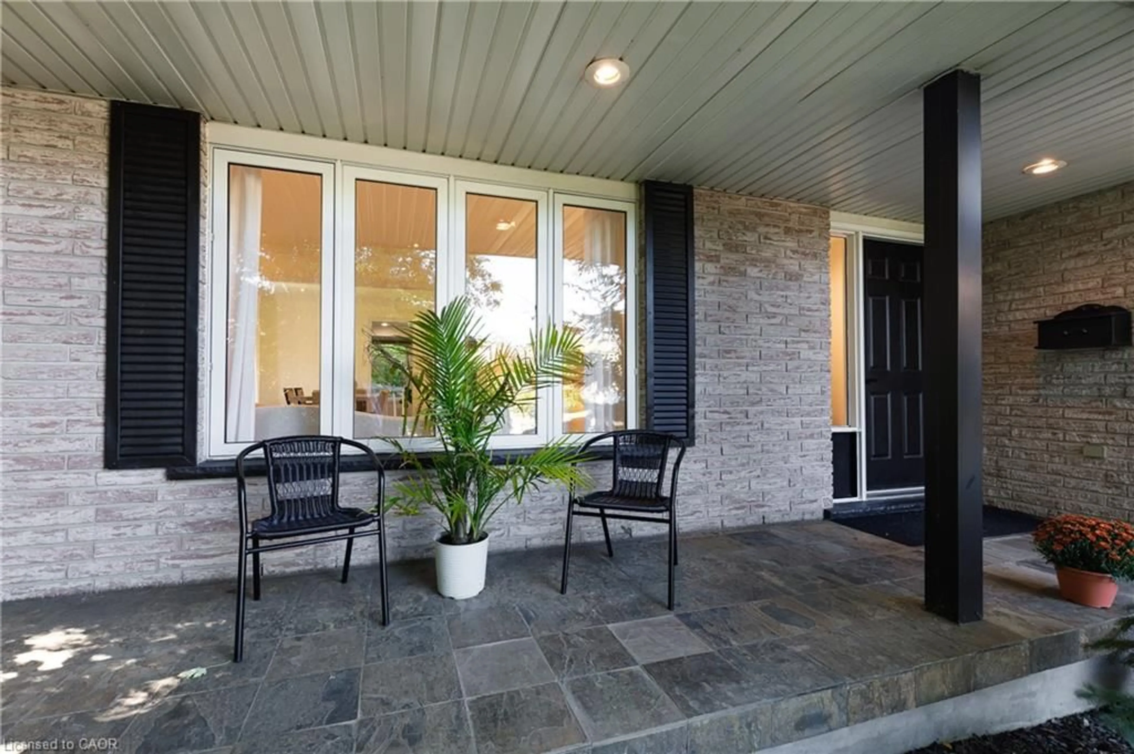 Patio, street for 907 Doon Village Rd, Kitchener Ontario N2P 1A1