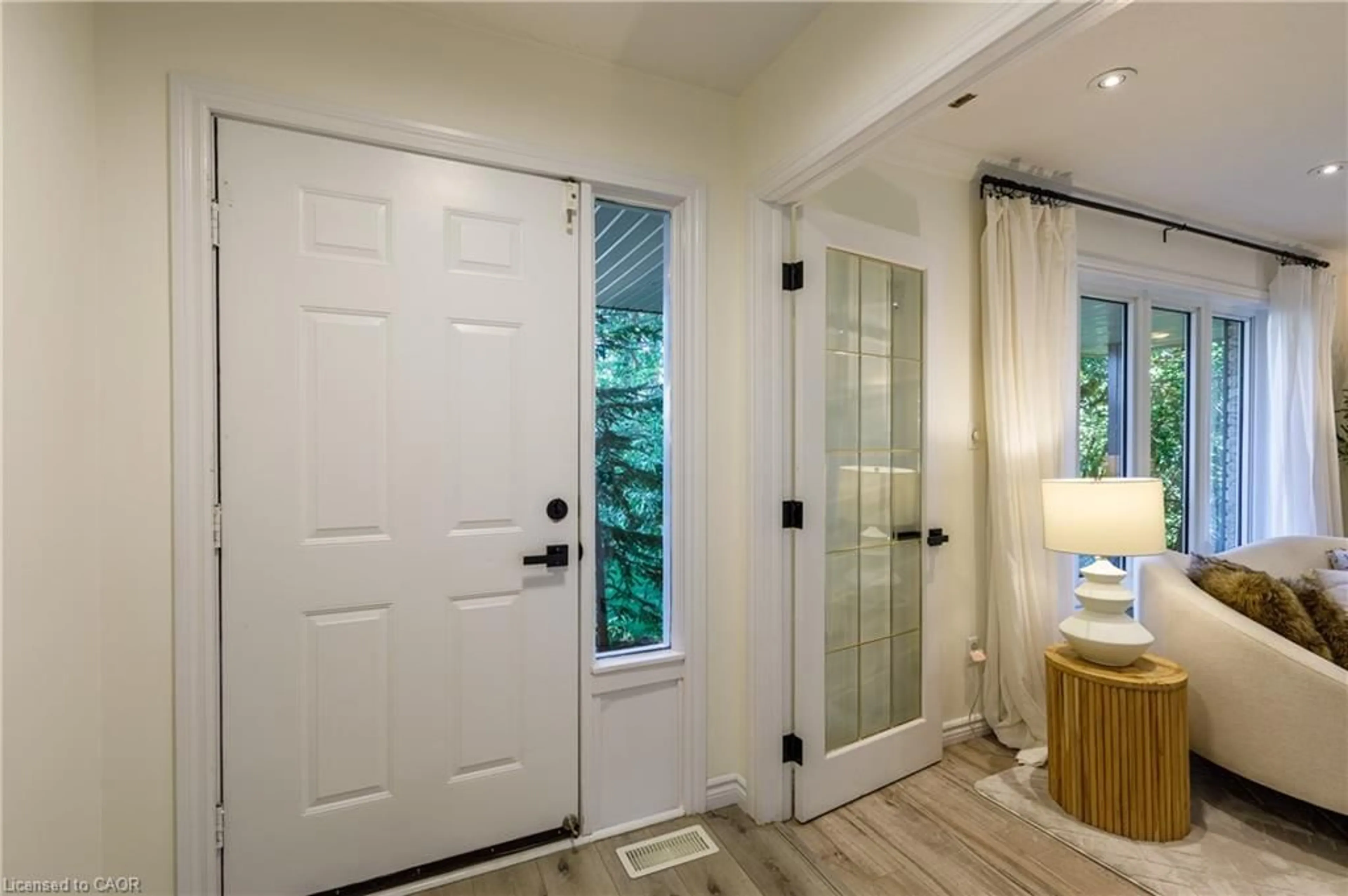 Indoor entryway for 907 Doon Village Rd, Kitchener Ontario N2P 1A1