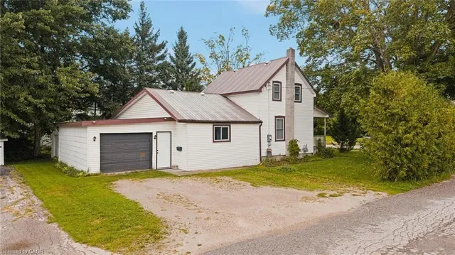 485 Wallace Ave, Listowel 3