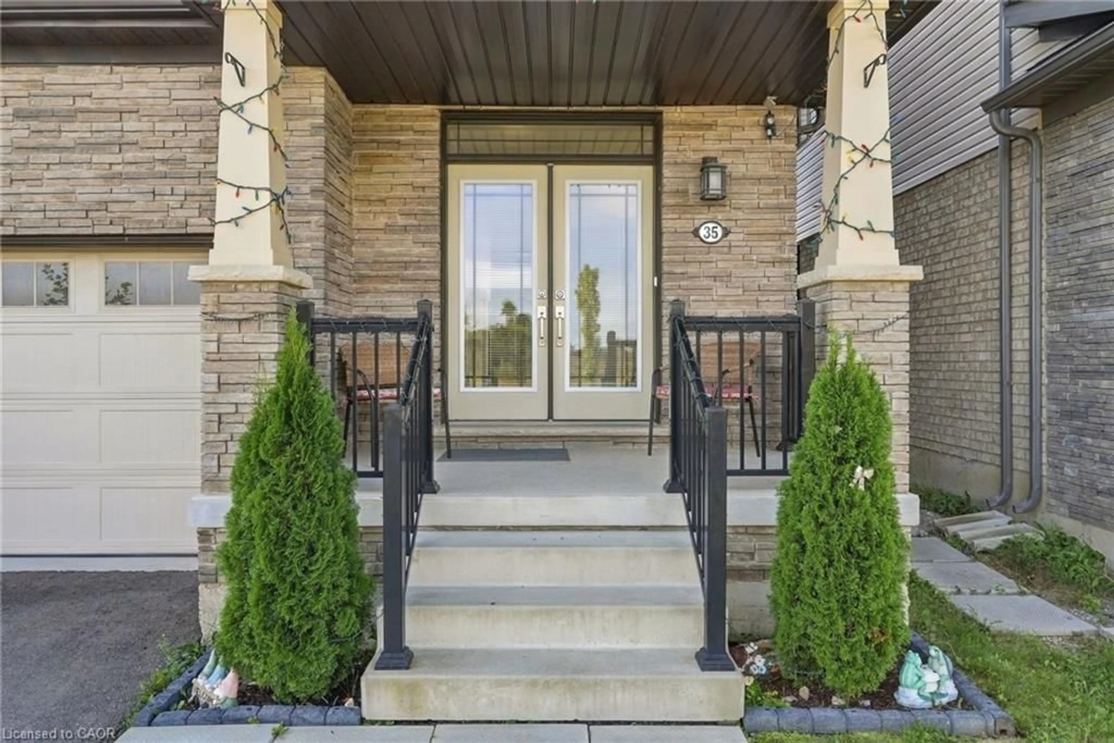 Indoor entryway for 35 Royal Coachman Way, Stoney Creek Ontario L8J 0M2