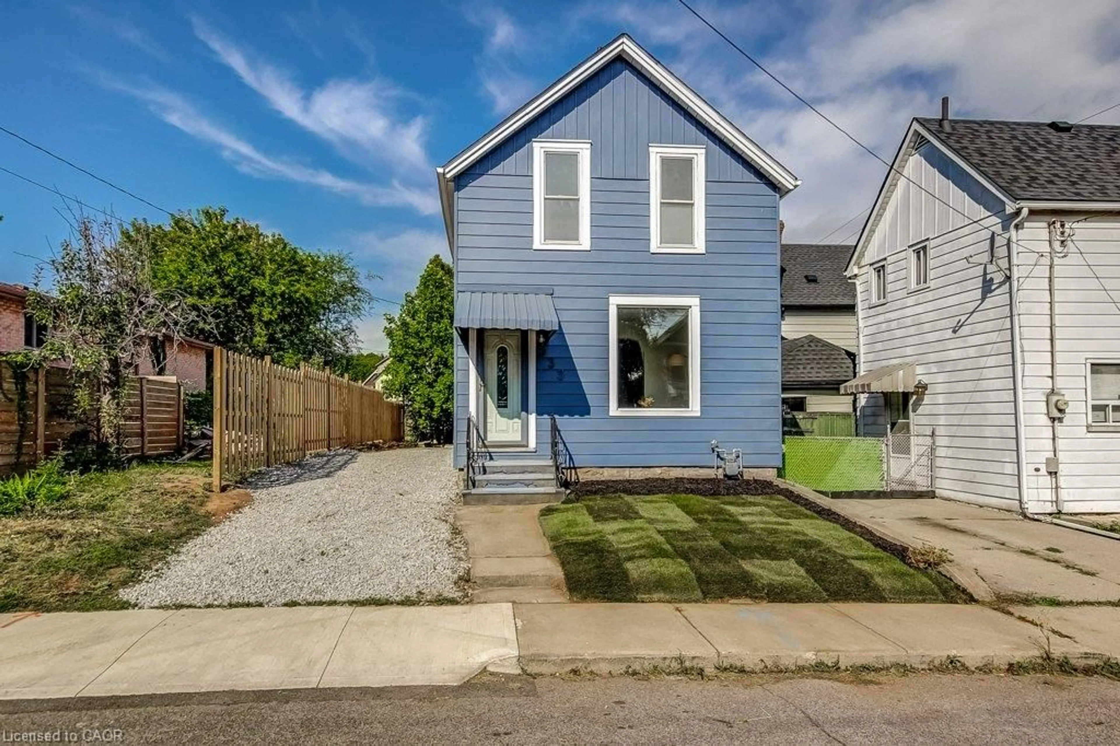 Home with vinyl exterior material, street for 533 Catharine St, Hamilton Ontario L8L 4V3