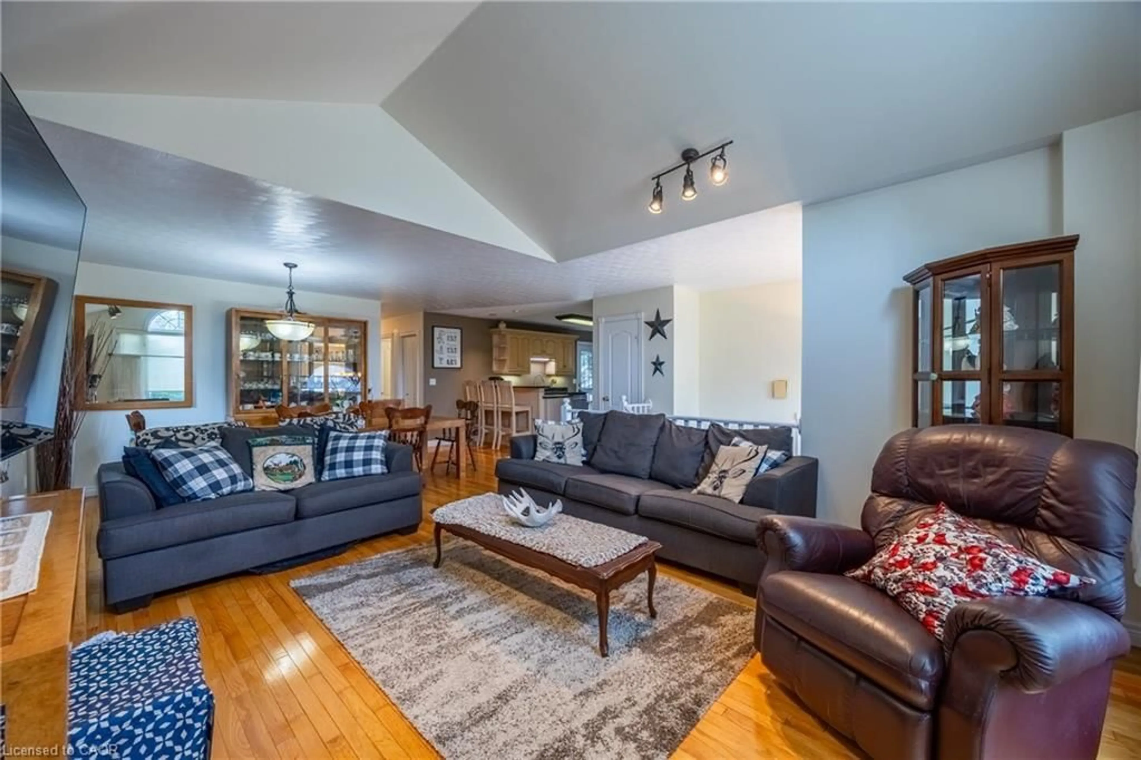 Living room with furniture, wood/laminate floor for 143 Orchard Ave, Simcoe Ontario N3Y 3H5