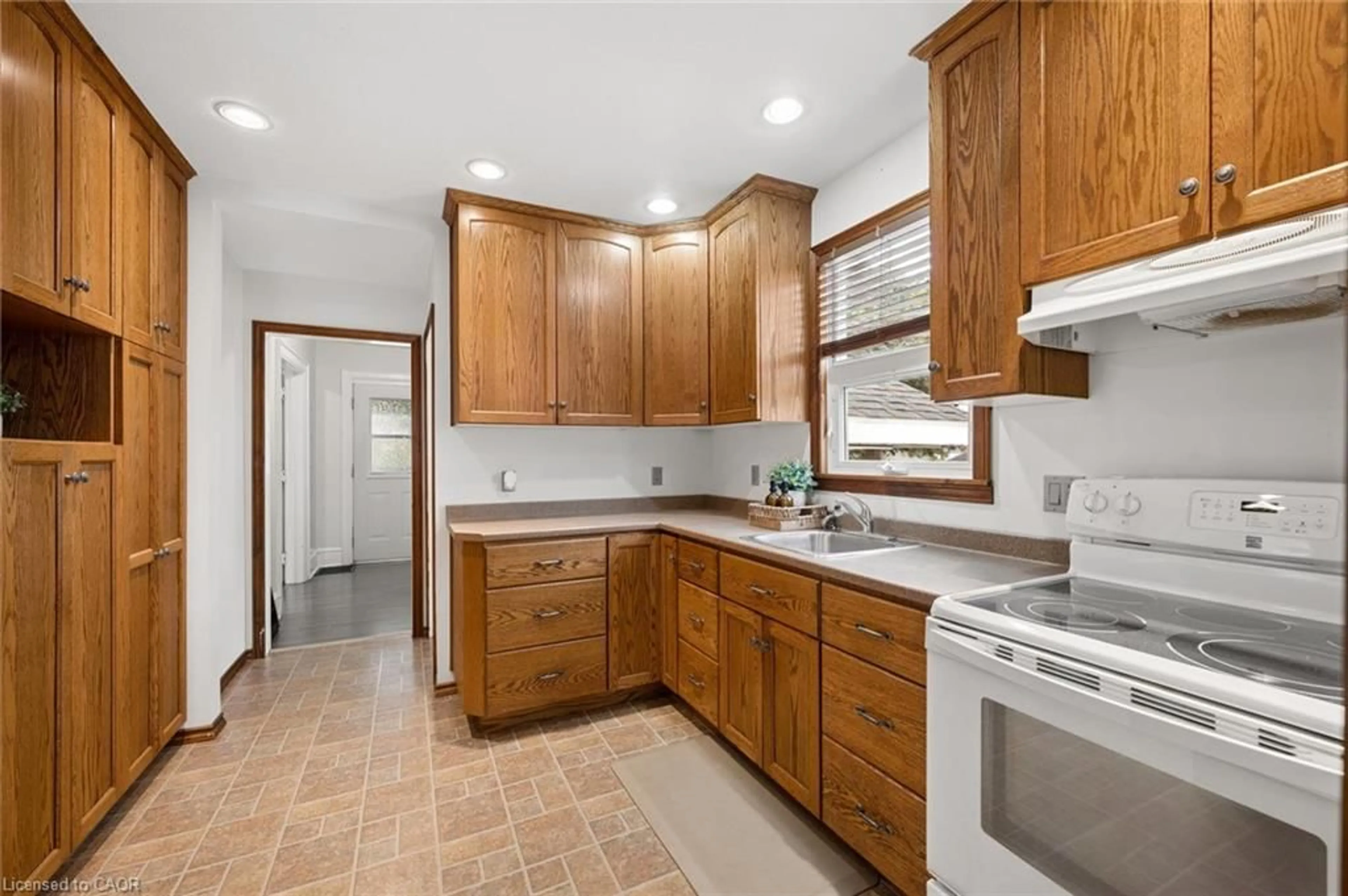 Standard kitchen, ceramic/tile floor for 195 Victoria Ave, Listowel Ontario N4W 1Z9