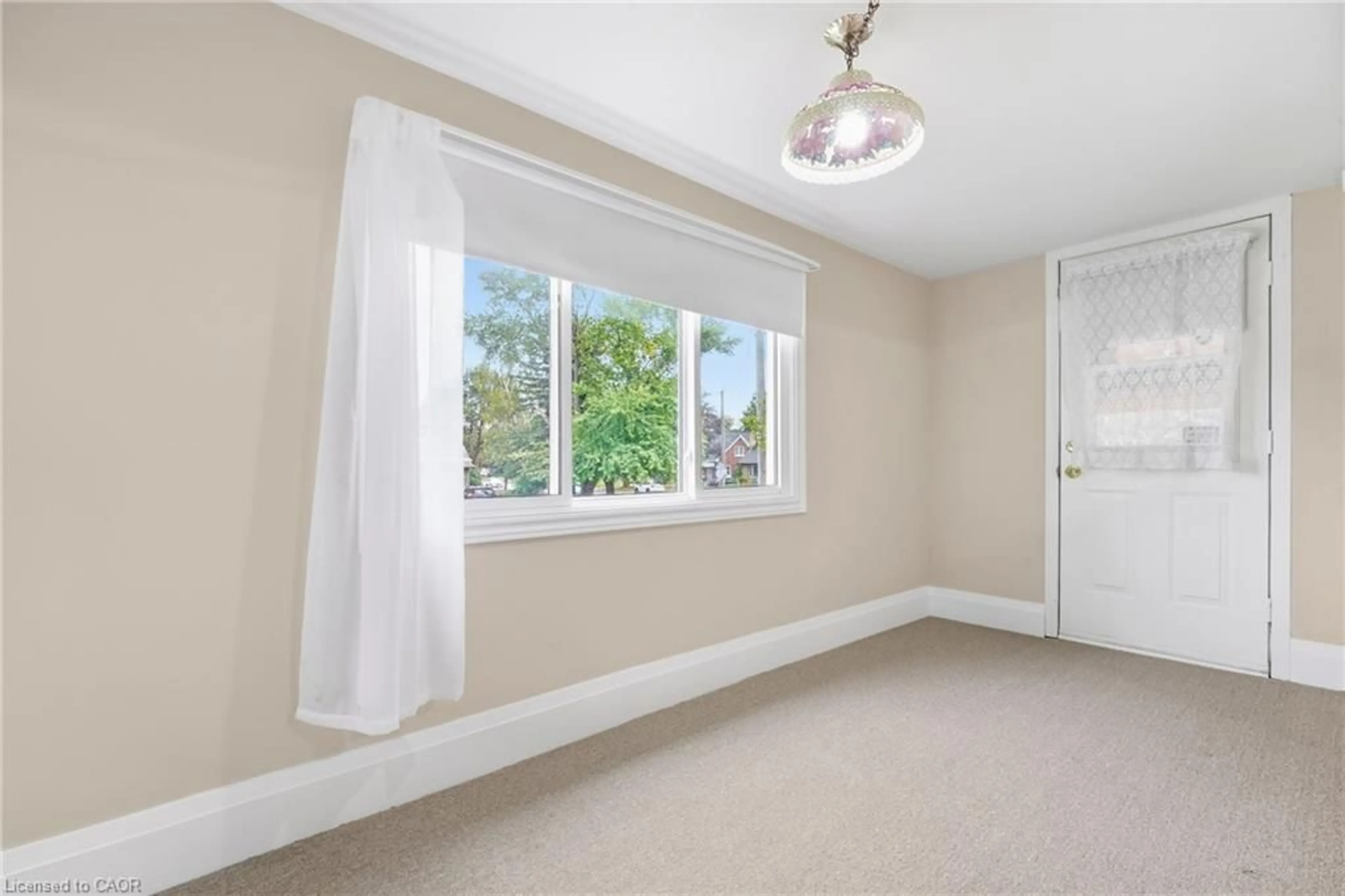 A pic of a room for 423 Lawrence Ave, Kitchener Ontario N2M 1Y7