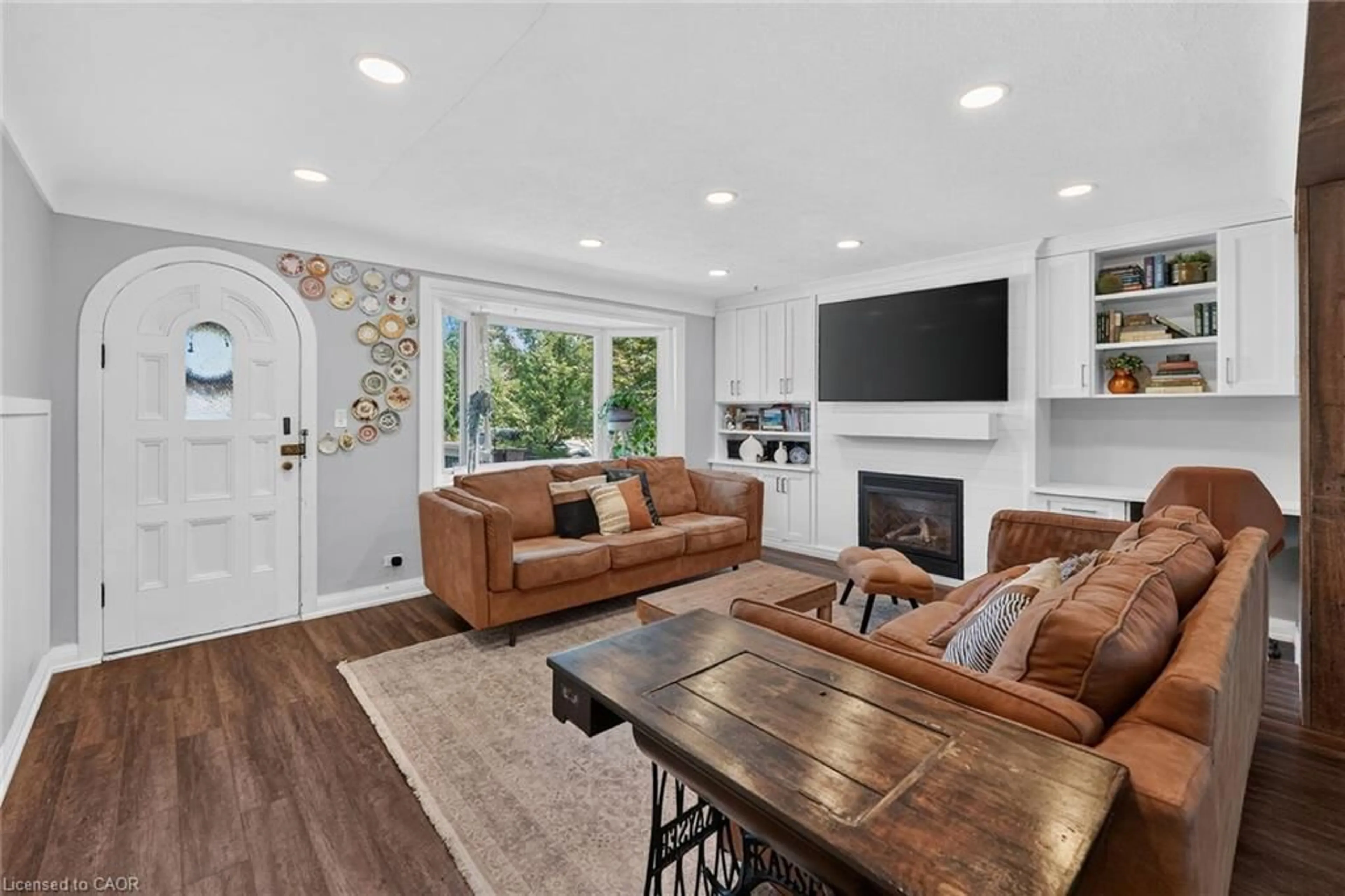 Living room with furniture, unknown for 334 Hwy 20 Rd, Fenwick Ontario L0S 1C0