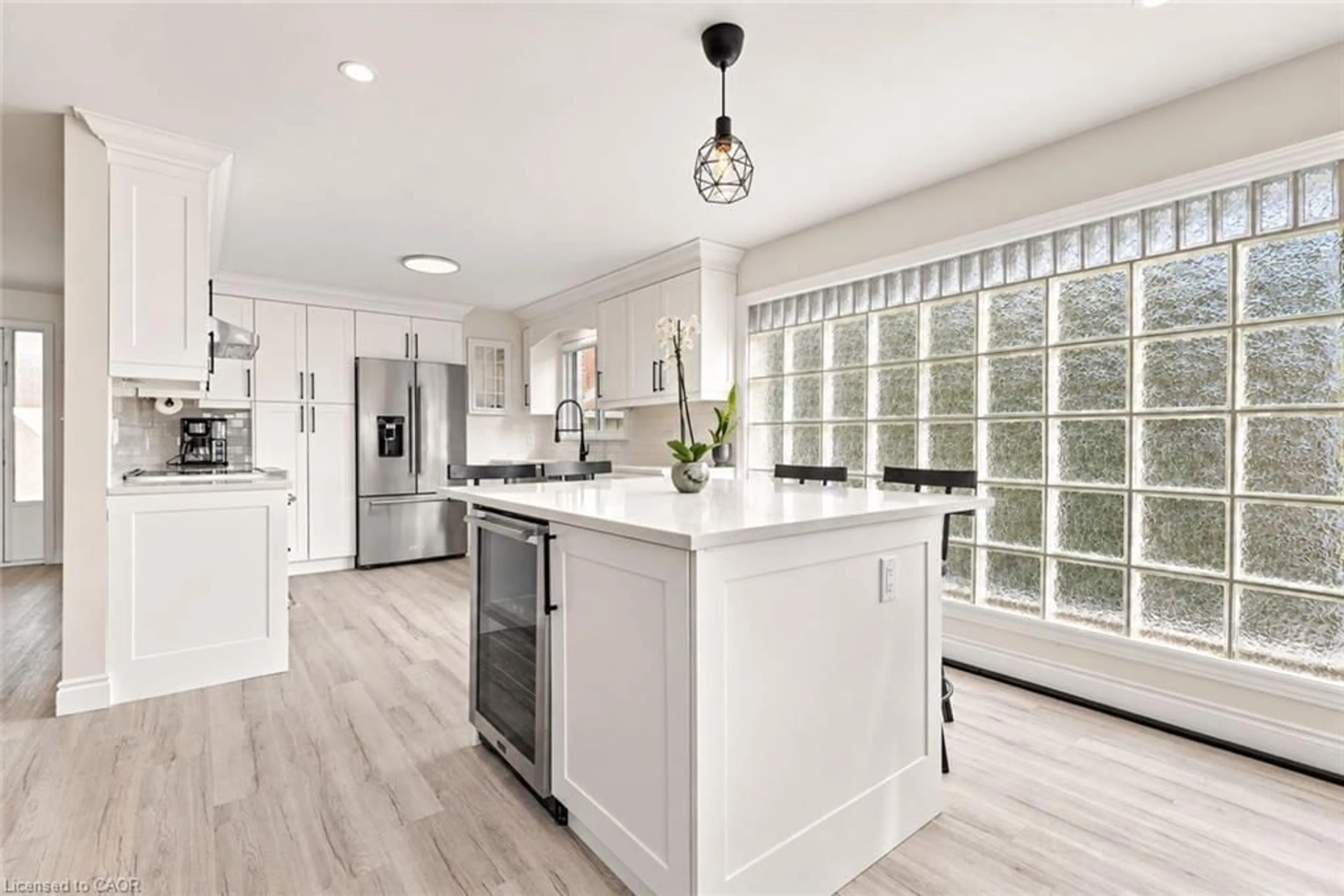 Open concept kitchen, ceramic/tile floor for 740 Broadview Ave, Orillia Ontario L3L 6P3