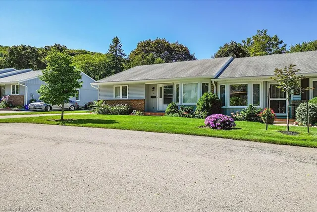 4 Rossmore Ave #8, Grimsby 2