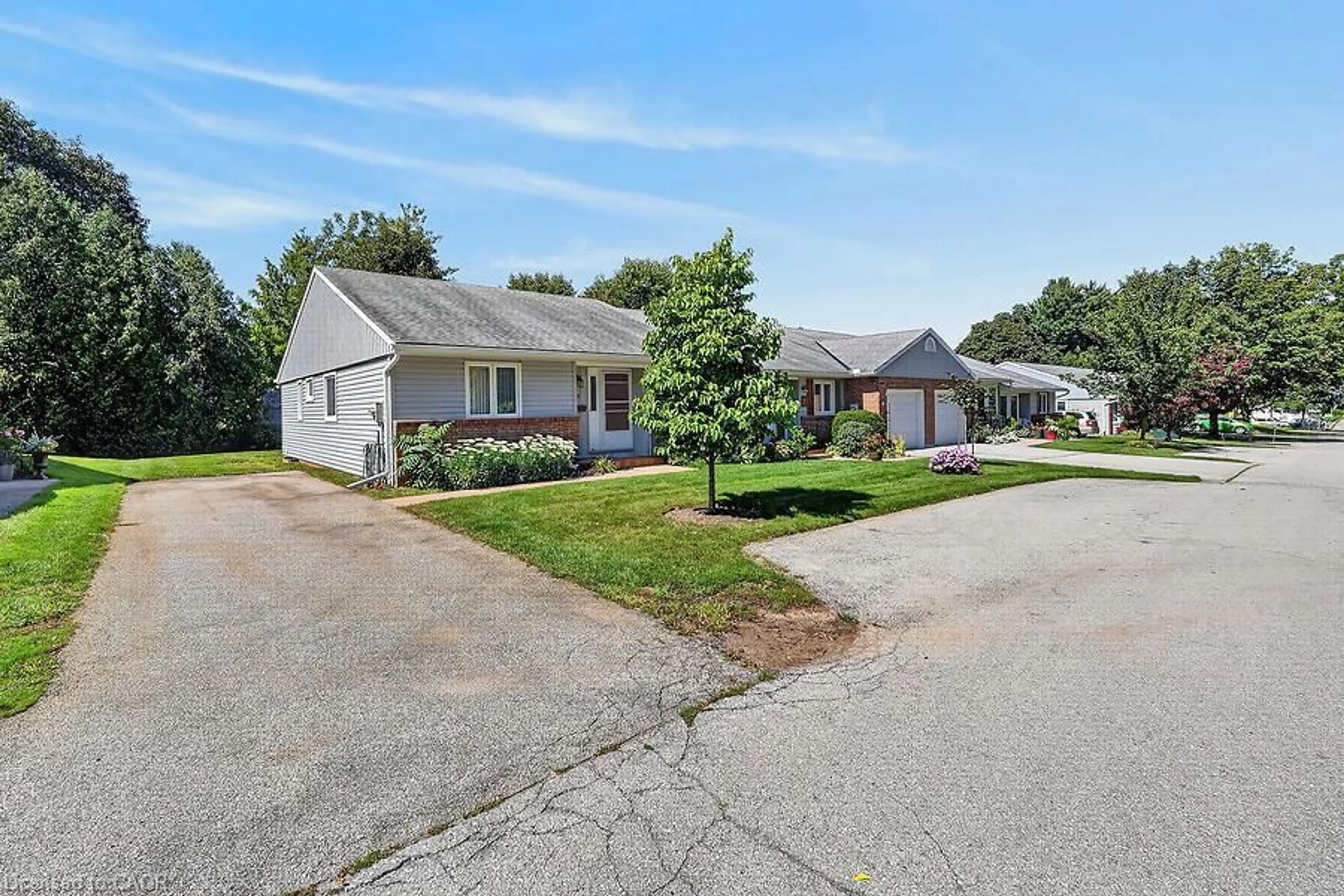 A pic from outside/outdoor area/front of a property/back of a property/a pic from drone, street for 4 Rossmore Ave #8, Grimsby Ontario L3M 3E3