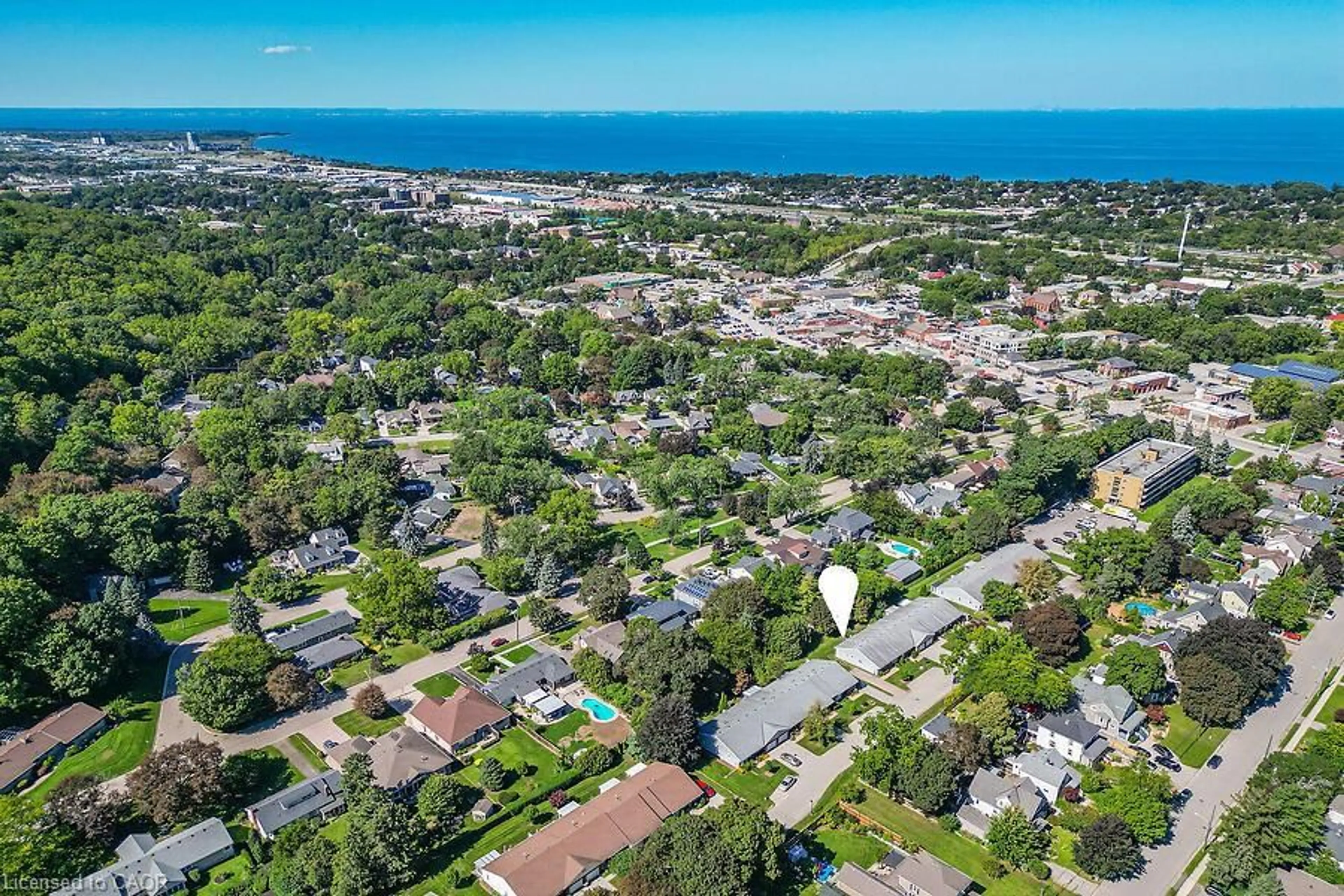 A pic from outside/outdoor area/front of a property/back of a property/a pic from drone, unknown for 4 Rossmore Ave #8, Grimsby Ontario L3M 3E3