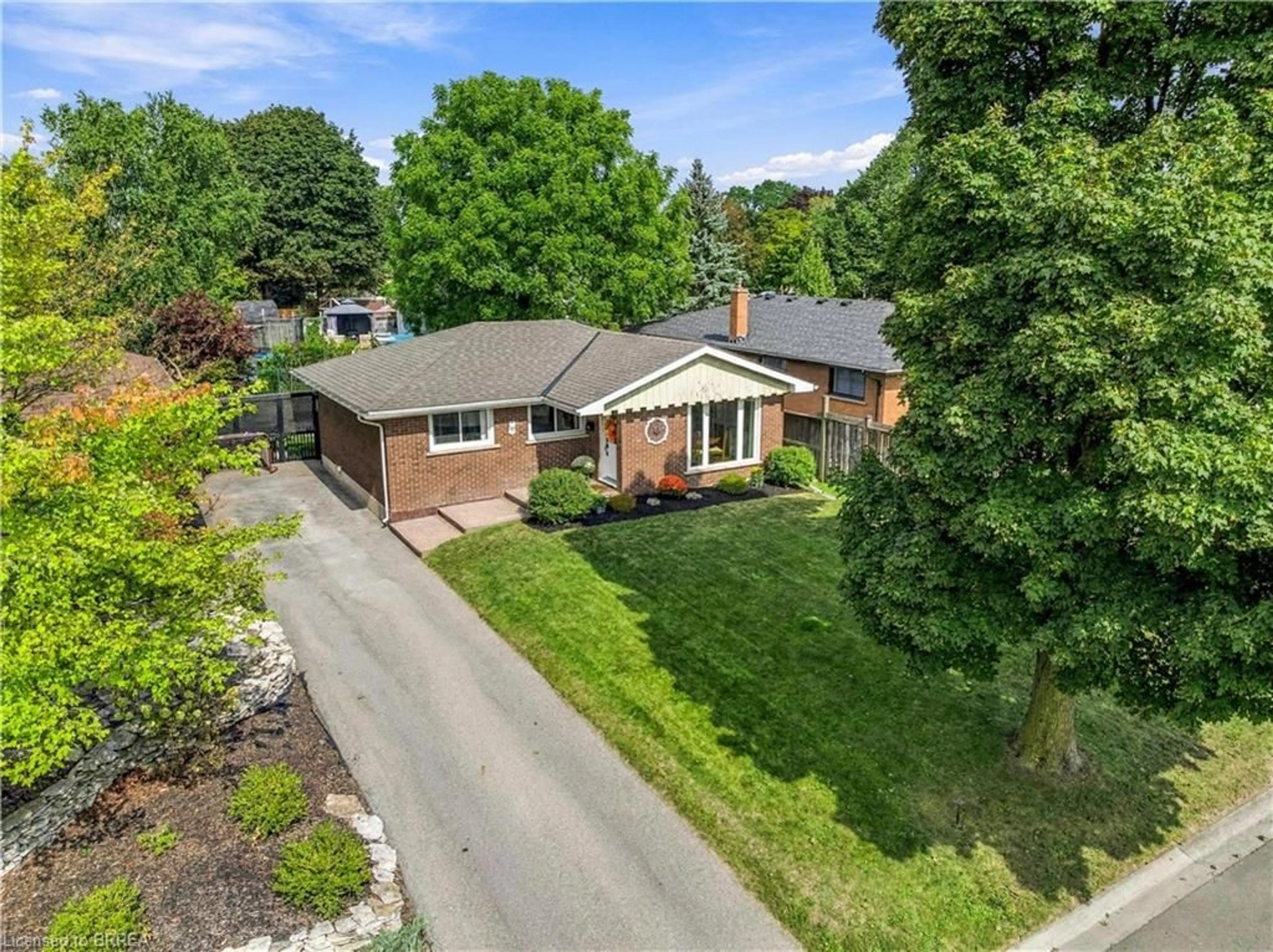 A pic from outside/outdoor area/front of a property/back of a property/a pic from drone, street for 47 Buckingham St, Brantford Ontario N3R 3B2