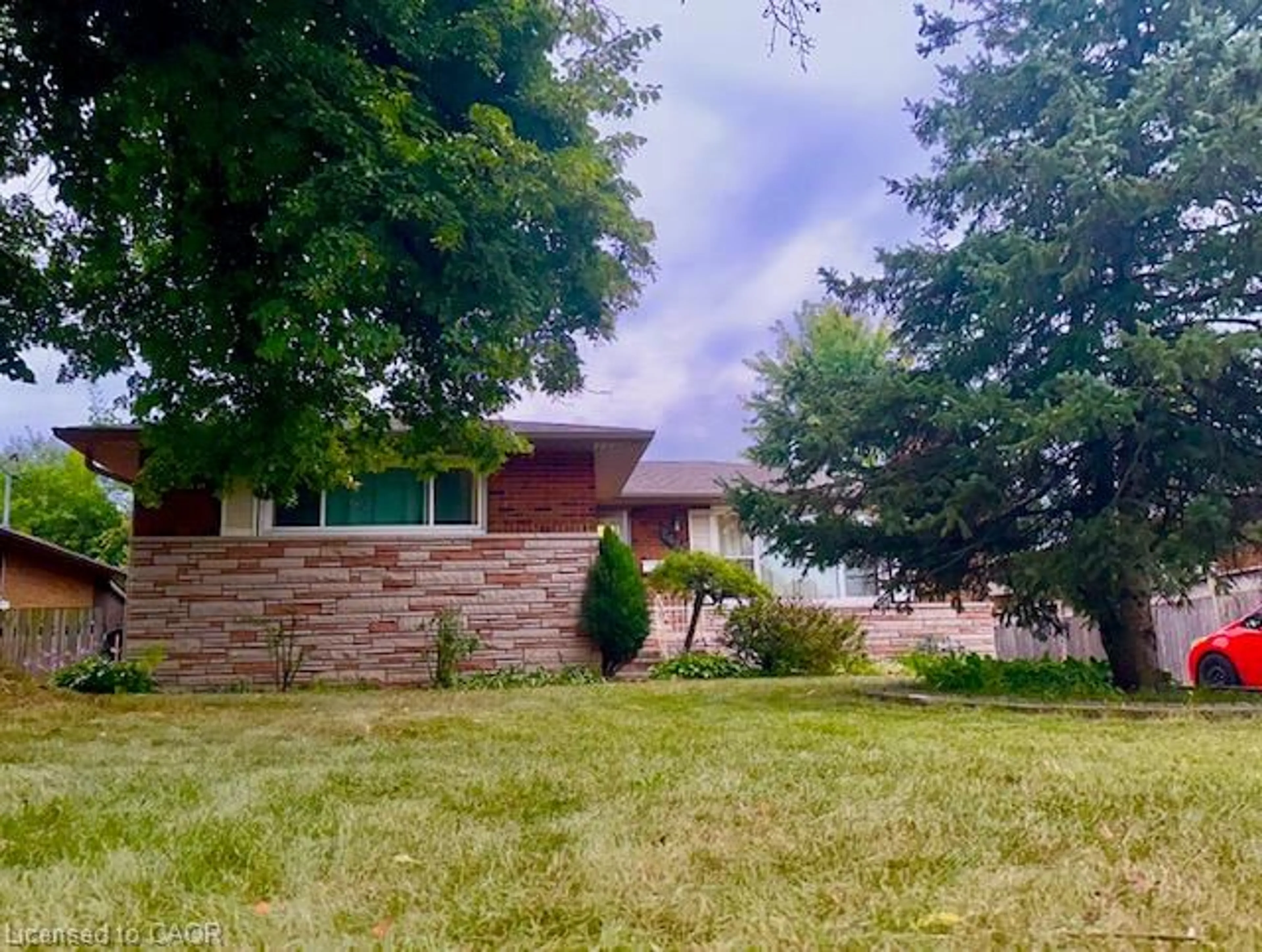 A pic from outside/outdoor area/front of a property/back of a property/a pic from drone, unknown for 2428 Eileen Dr, Burlington Ontario L7R 1M8