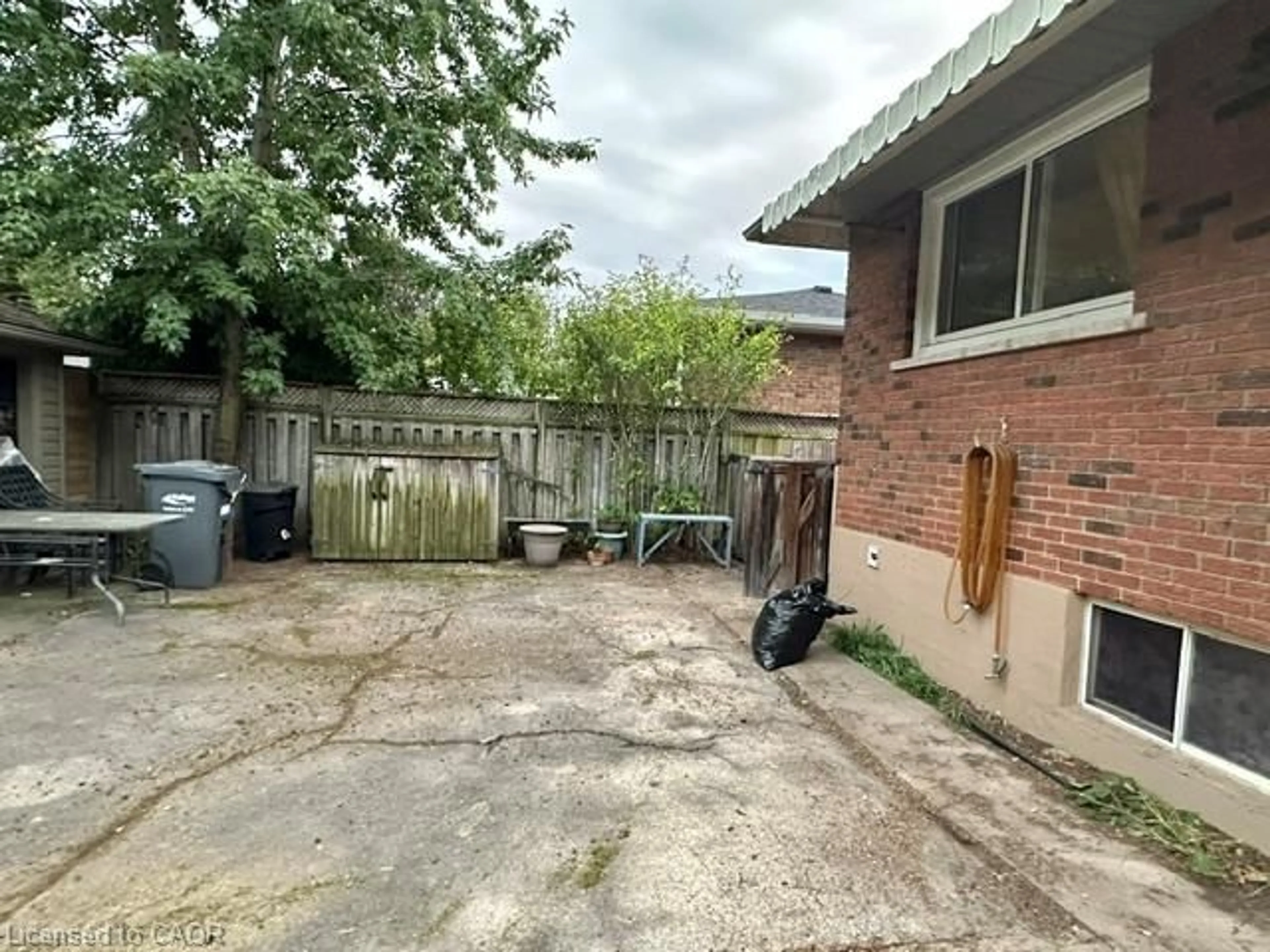 A pic from outside/outdoor area/front of a property/back of a property/a pic from drone, street for 2428 Eileen Dr, Burlington Ontario L7R 1M8