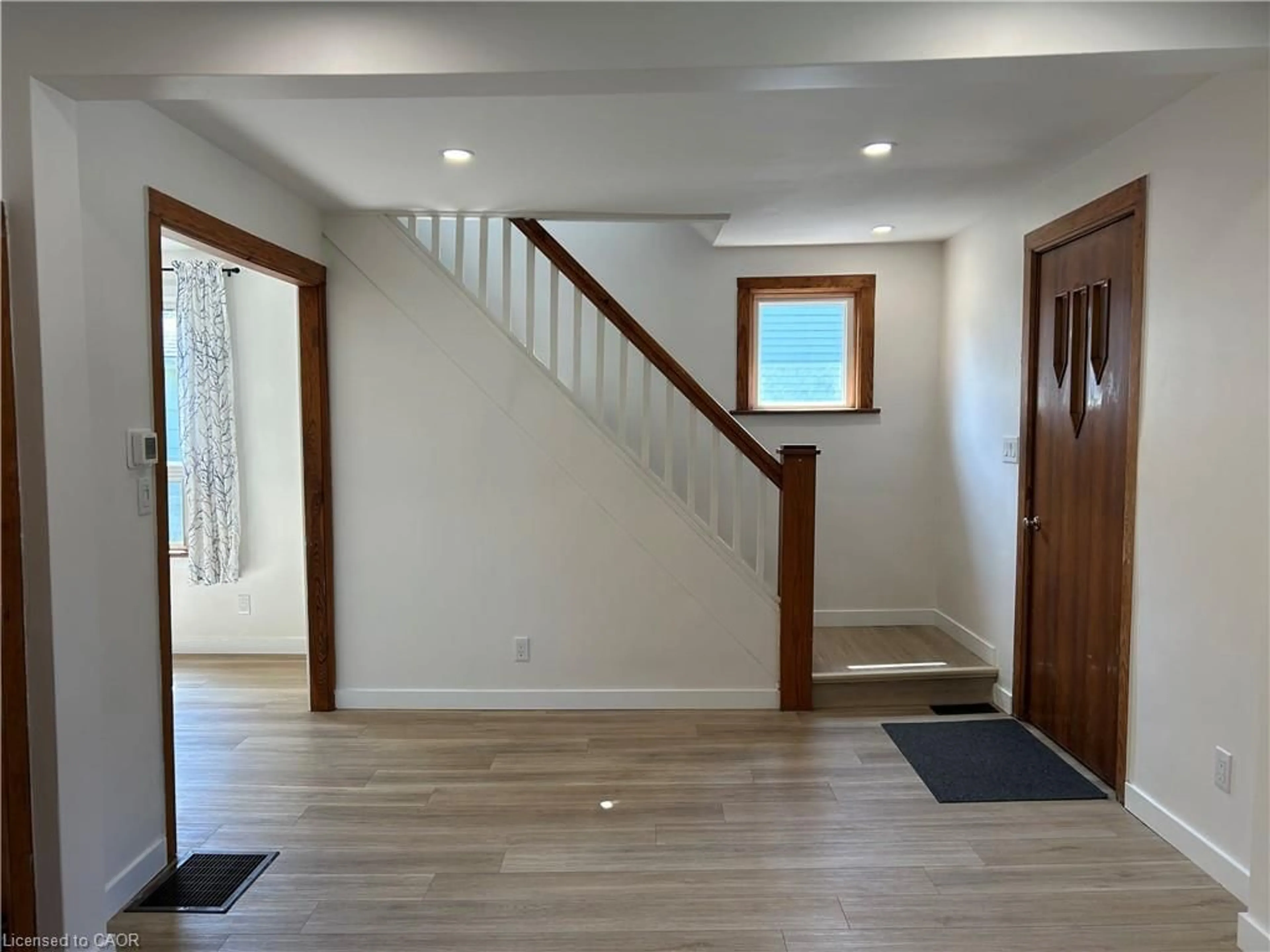 Indoor entryway for 191 Queen St, Simcoe Ontario N3Y 3Y7