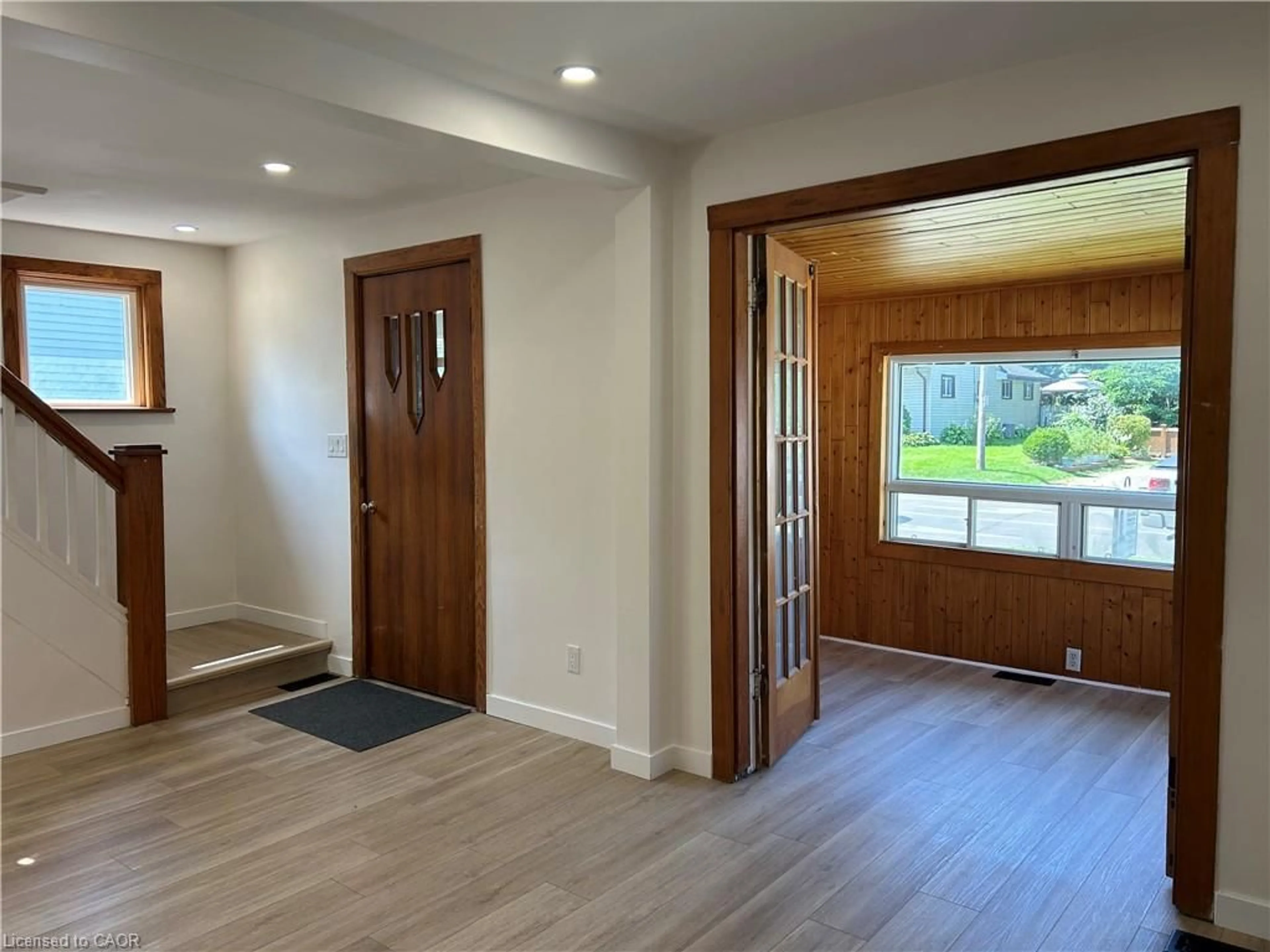 Indoor entryway for 191 Queen St, Simcoe Ontario N3Y 3Y7