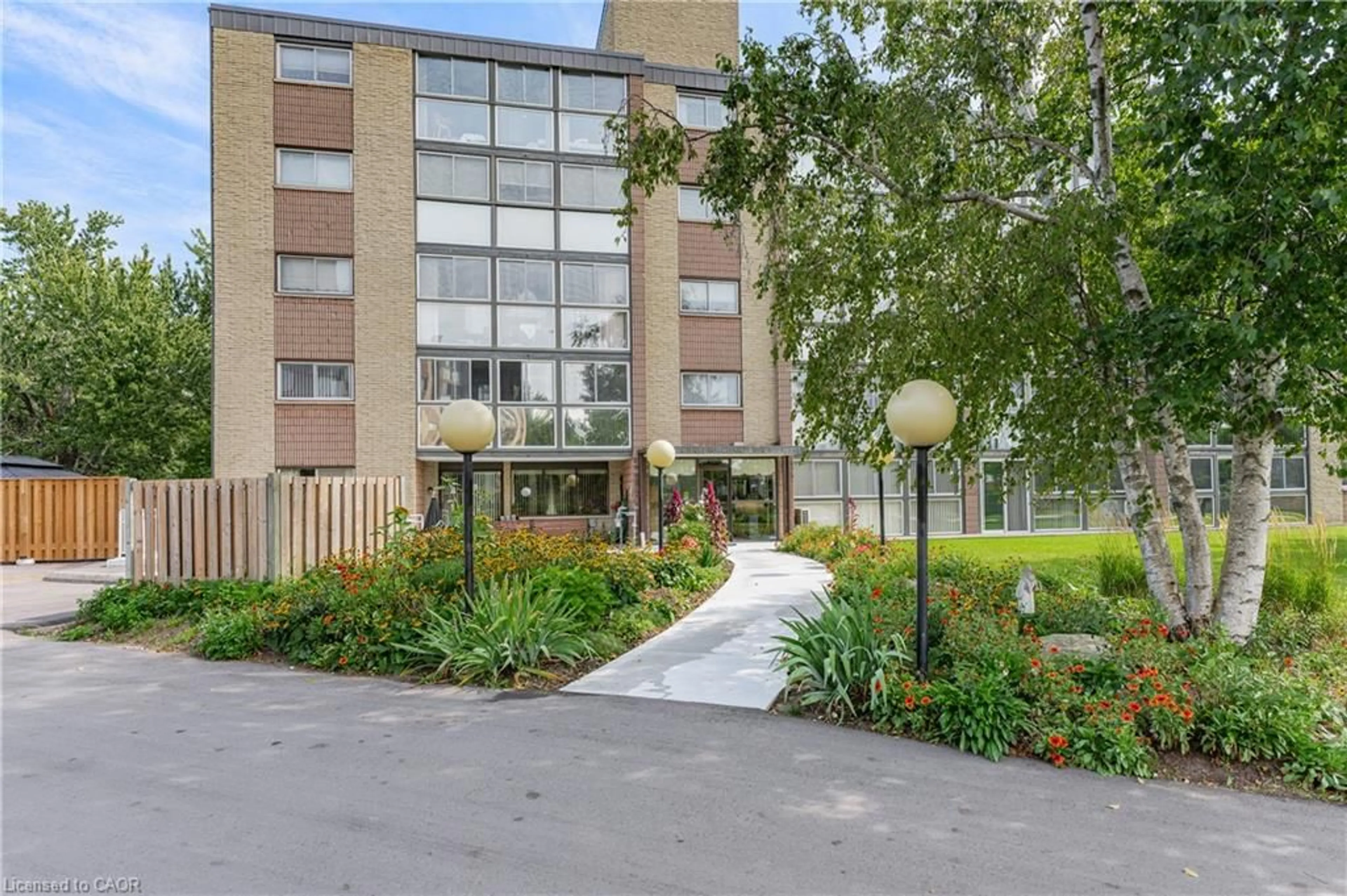 Indoor foyer for 400 Champlain Blvd #104, Cambridge Ontario N1R 7J6