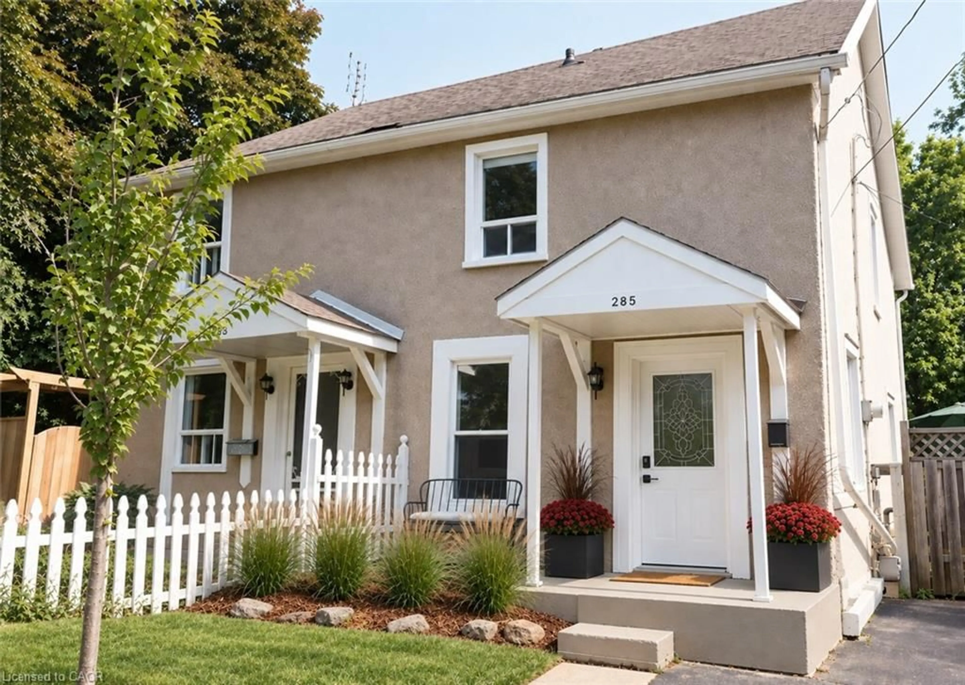 Home with vinyl exterior material, street for 285 Macnab St, Dundas Ontario L9H 2K5