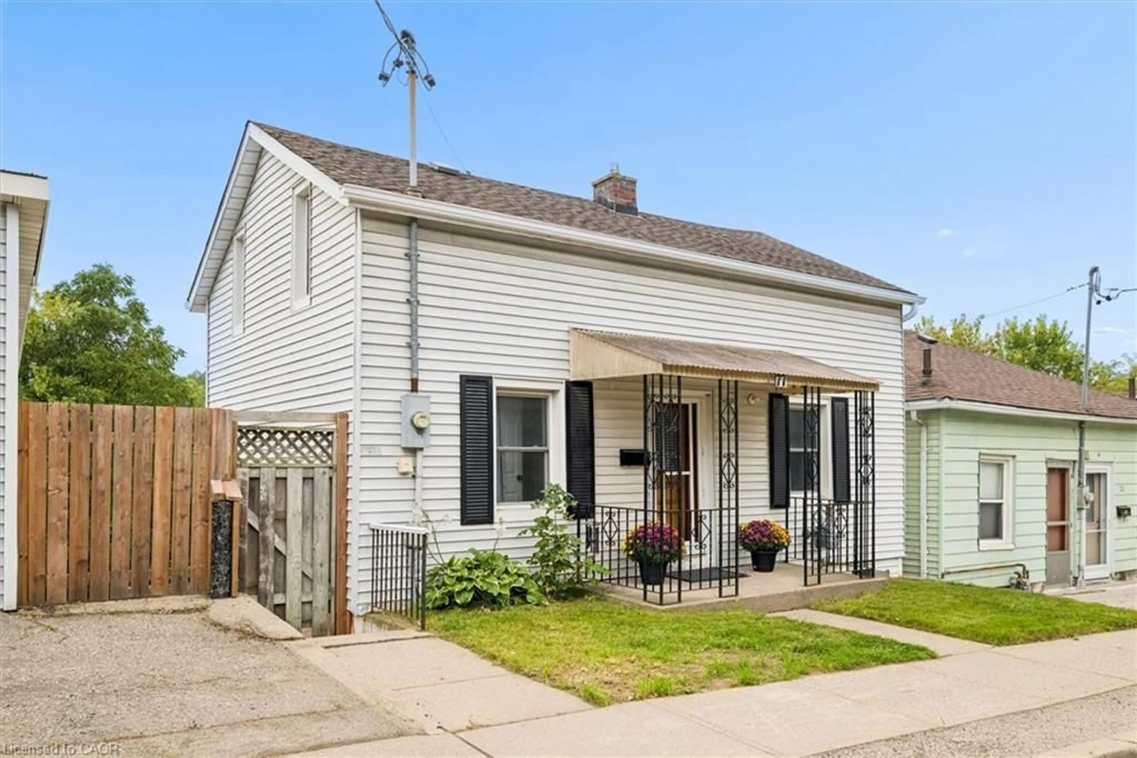 Home with vinyl exterior material, street for 77 Beverly St, Cambridge Ontario N1R 3Z6