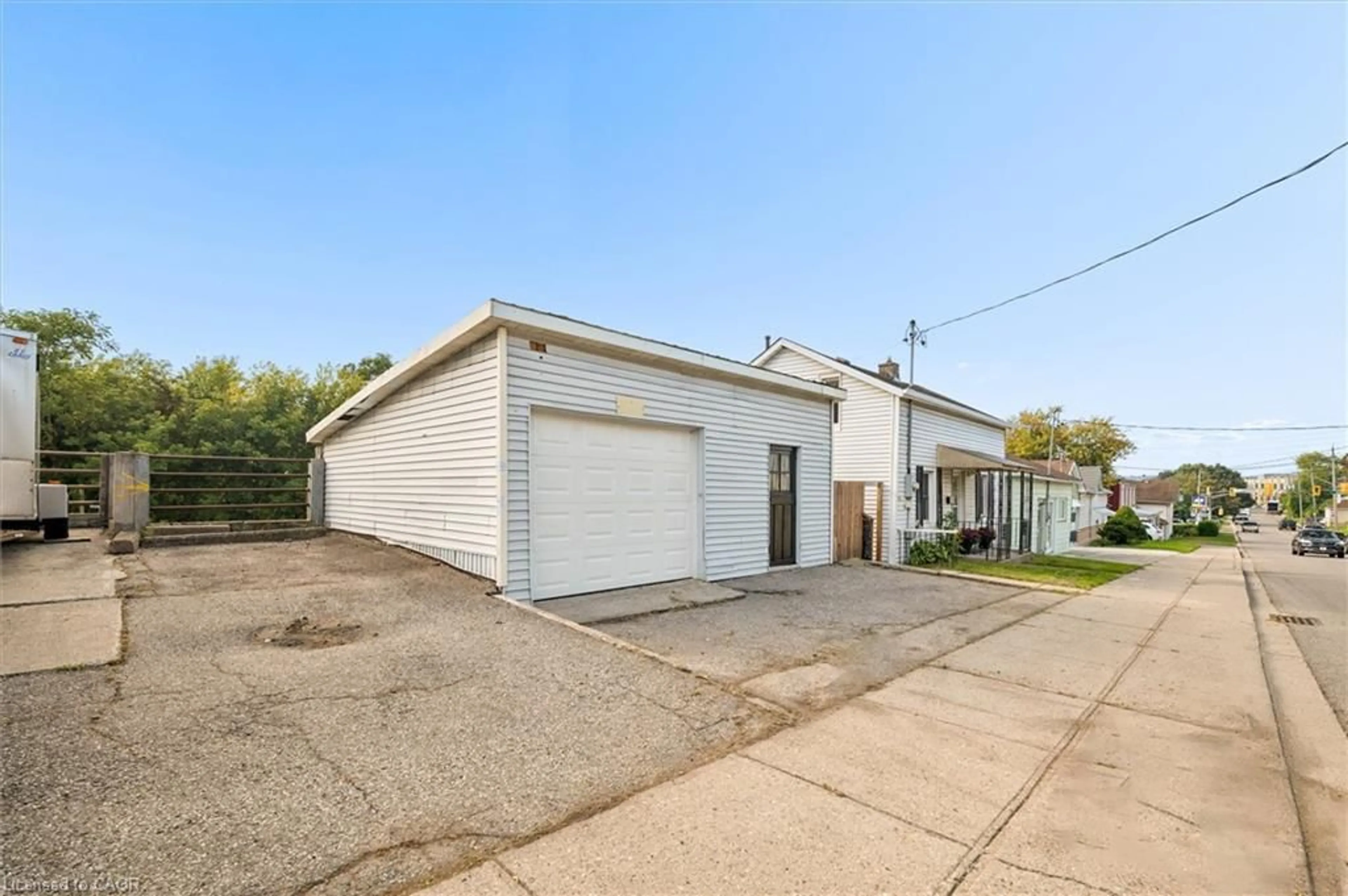 A pic from outside/outdoor area/front of a property/back of a property/a pic from drone, street for 77 Beverly St, Cambridge Ontario N1R 3Z6